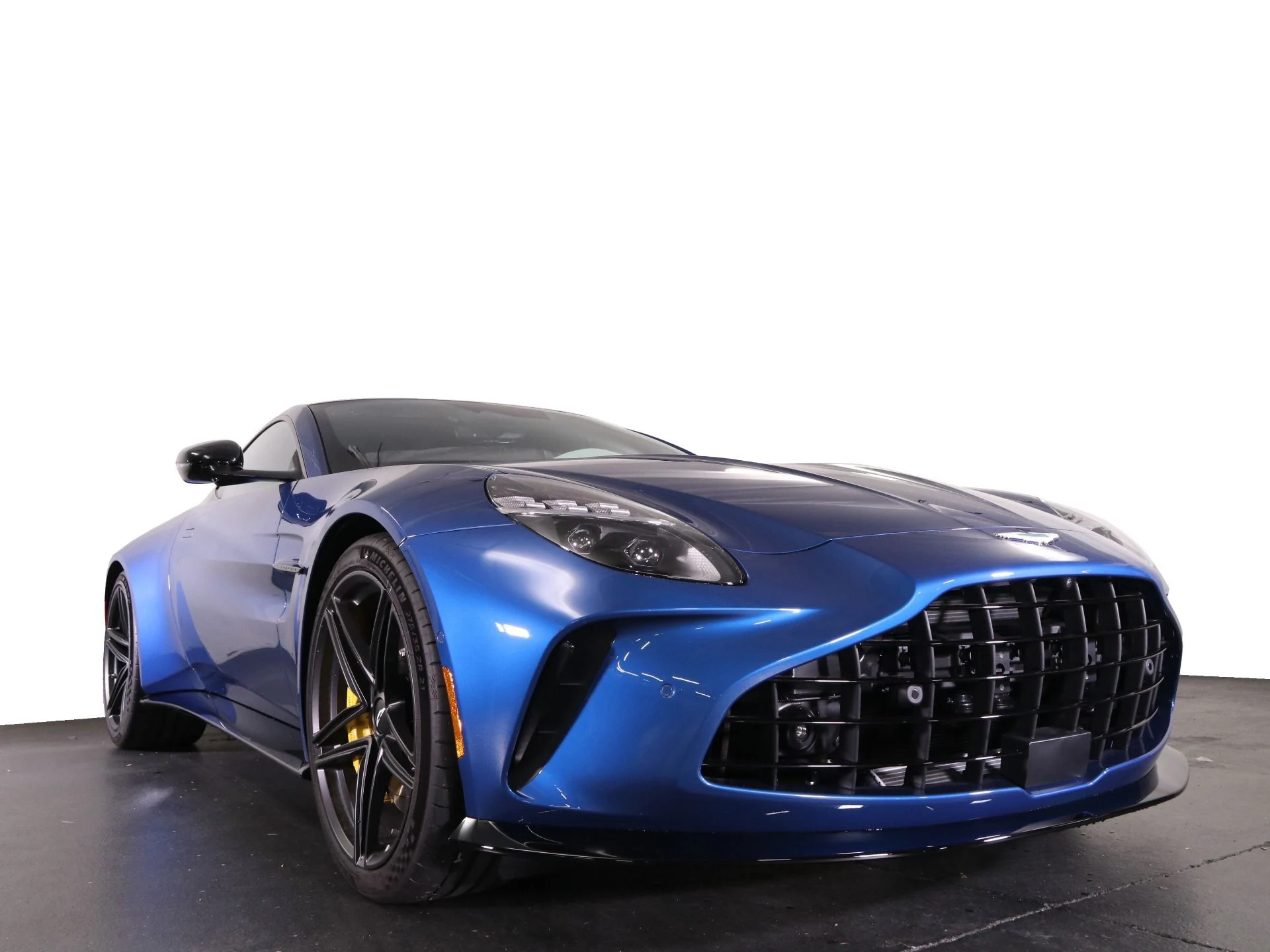 mph012_3817399501_Used_2025_Aston_Martin_Vantage_1742253267_fe330db92c