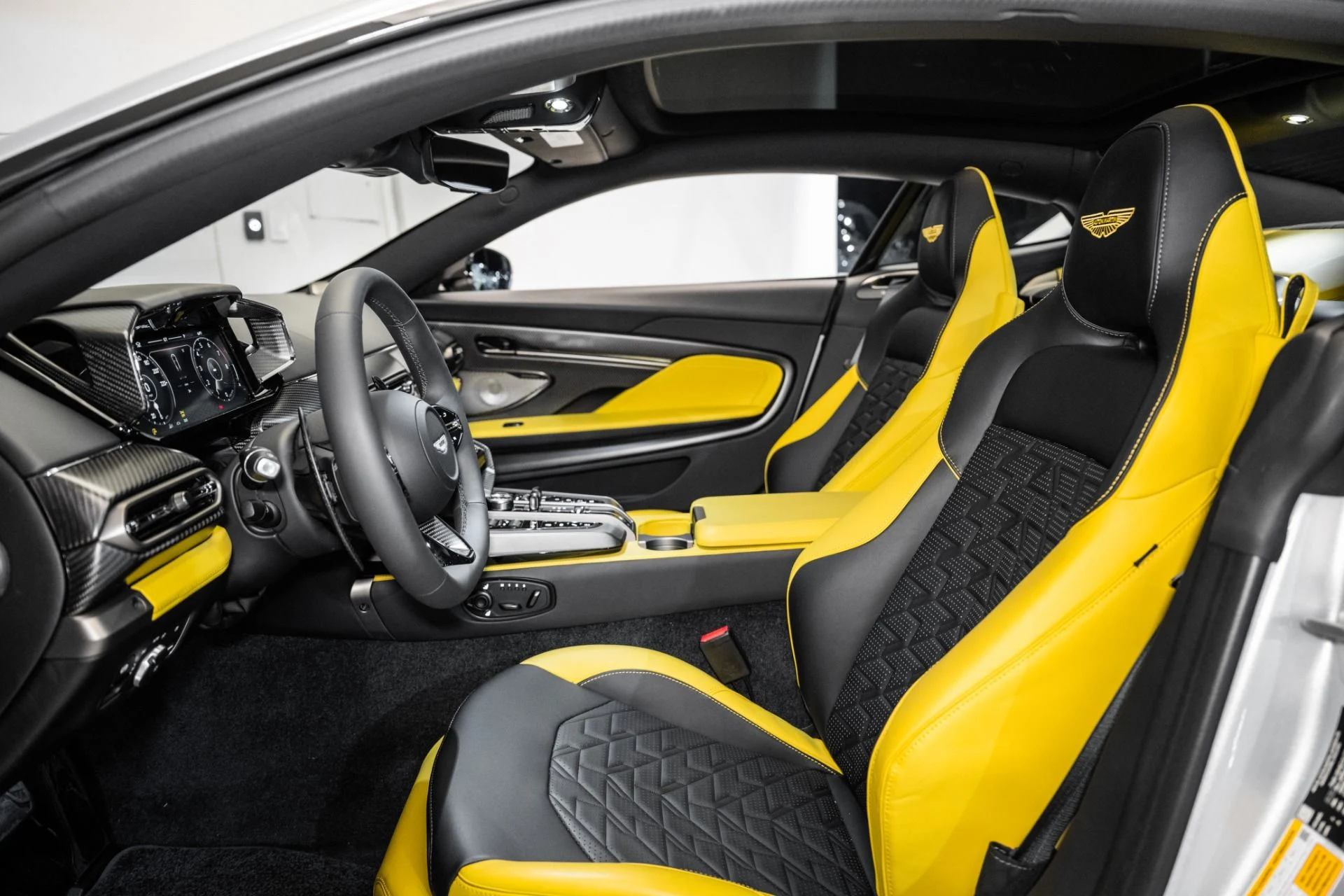 mph012_3845014027_Used_2025_Aston_Martin_Vanquish_1741191405_d095cb57fa