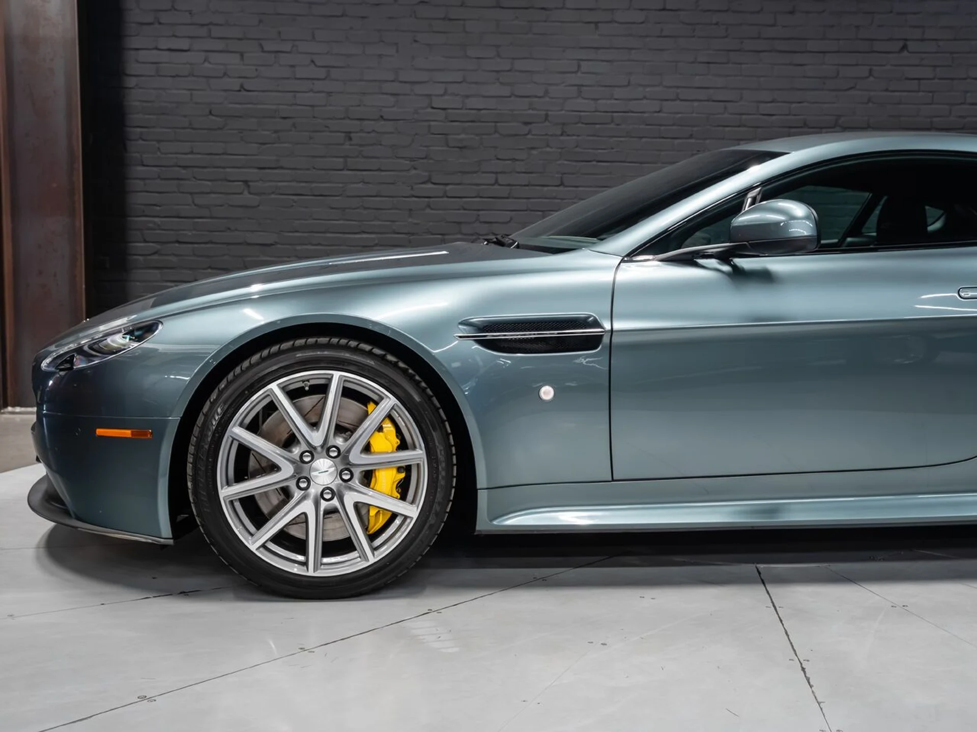 mph012_3868909593_aston_martin_v8_vantage_2015_bbe3a6b73b