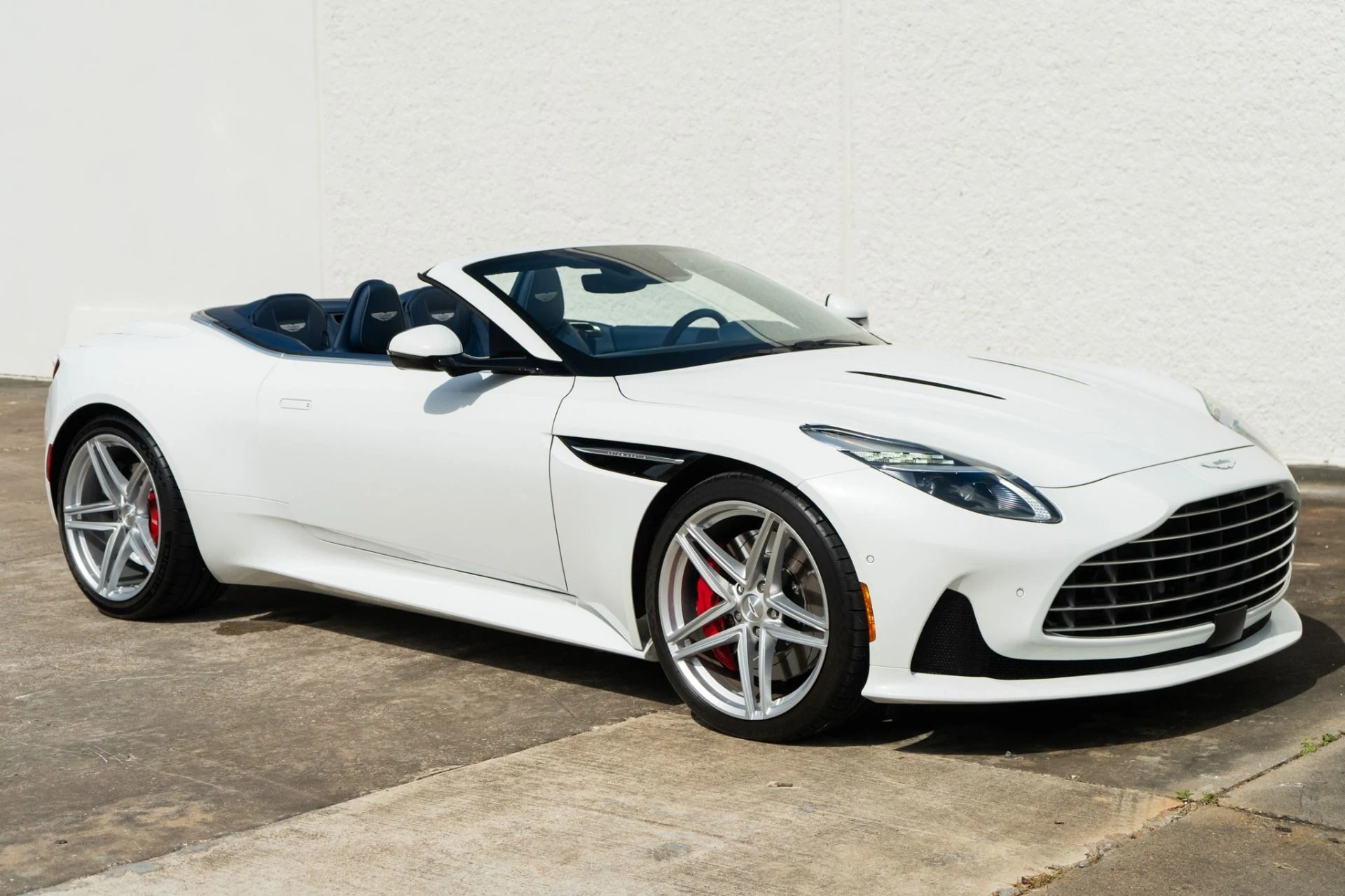 mph012_3882038965_Used_2025_Aston_Martin_DB_12_Volante_1785884214_868552ad78