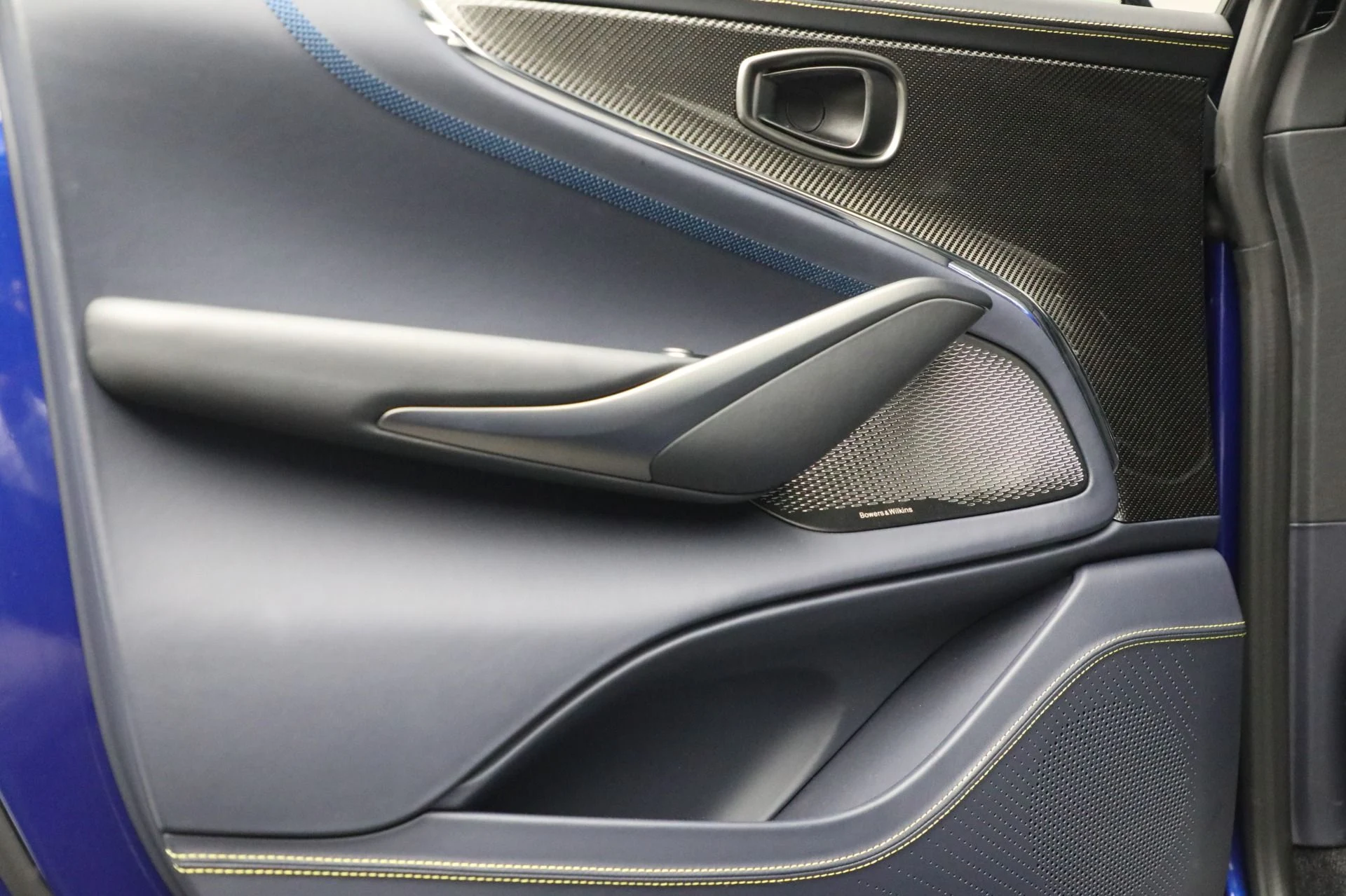 mph012_3899047743_New_2025_Aston_Martin_DBX_707_707_948920e23e