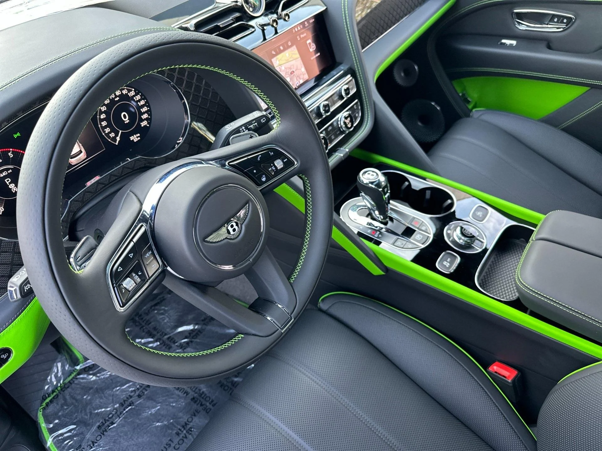 mph012_390983115_New_2025_Bentley_Bentayga_V8_1760604163_60b4beb866