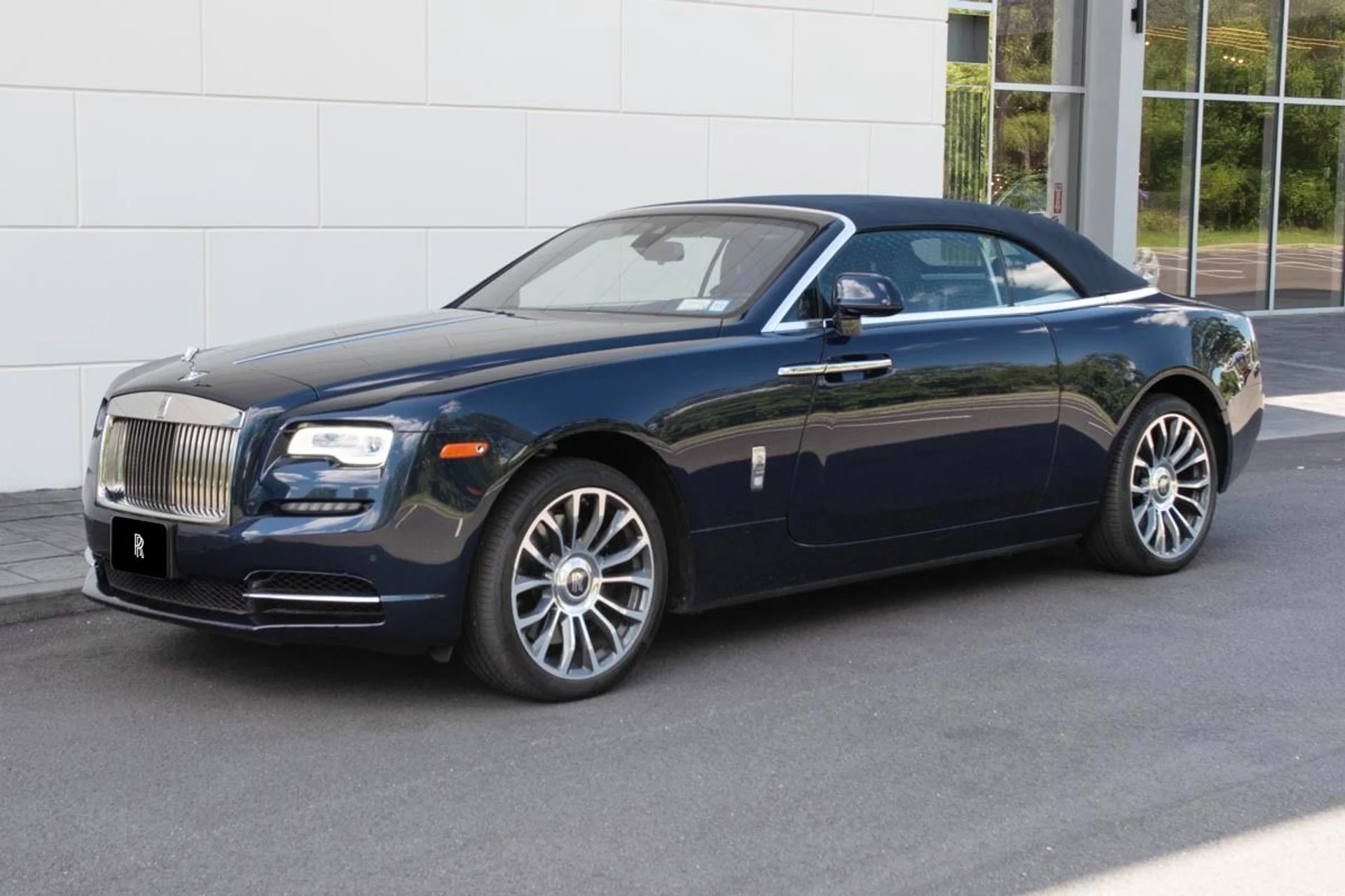mph012_3930773237_Used_2018_Rolls_Royce_Dawn_1724424389_00f18600fb
