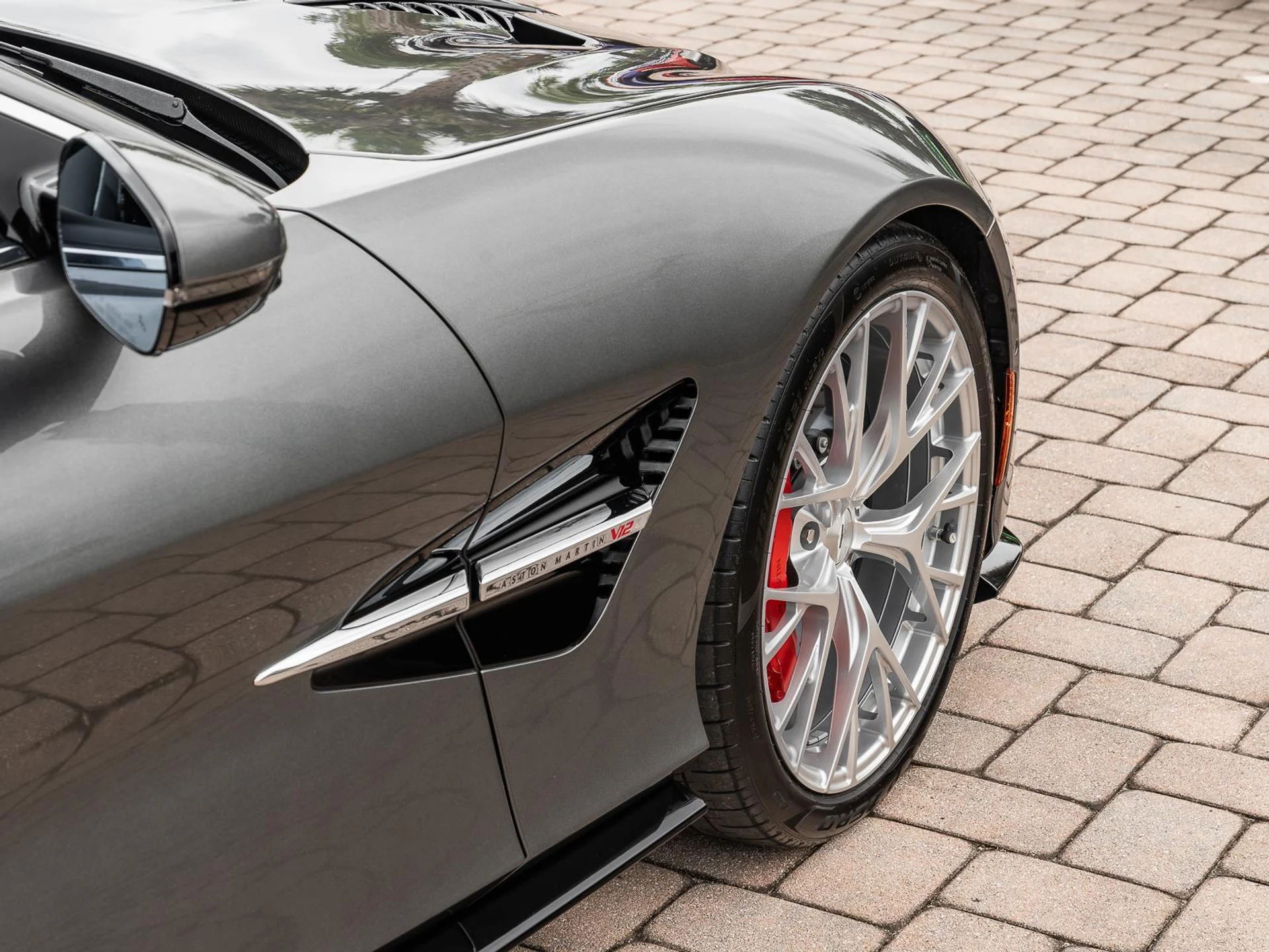 mph012_3937425820_Used_2025_Aston_Martin_Vanquish_Coupe_1780612106_27b9143050