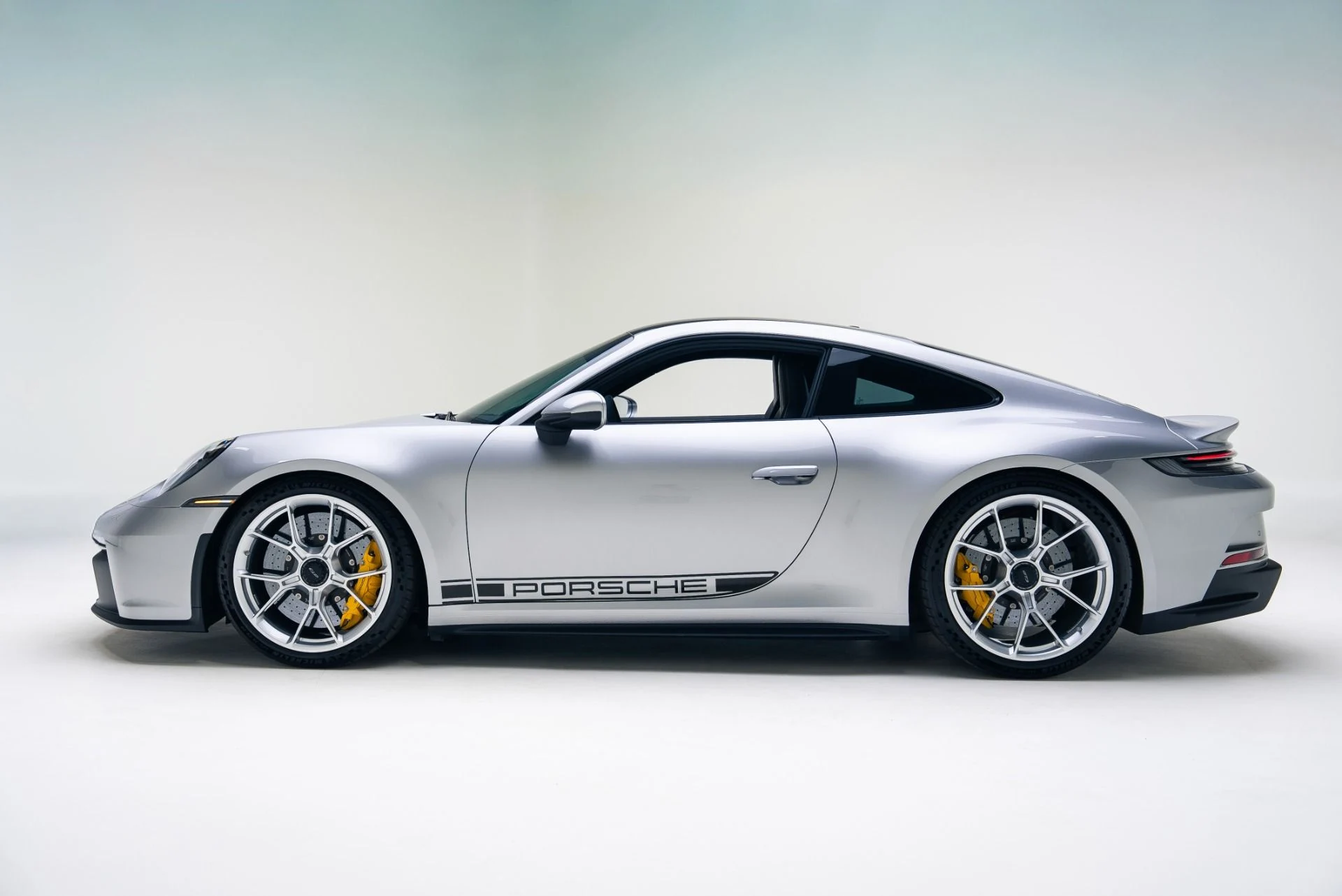 mph012_3941390050_Used_2022_Porsche_911_GT_3_1766184698_90544303d2