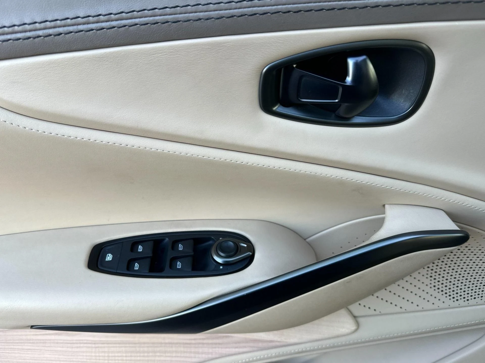 mph012_395597857_Used_2021_Aston_Martin_DBX_1758724412_96a2570536
