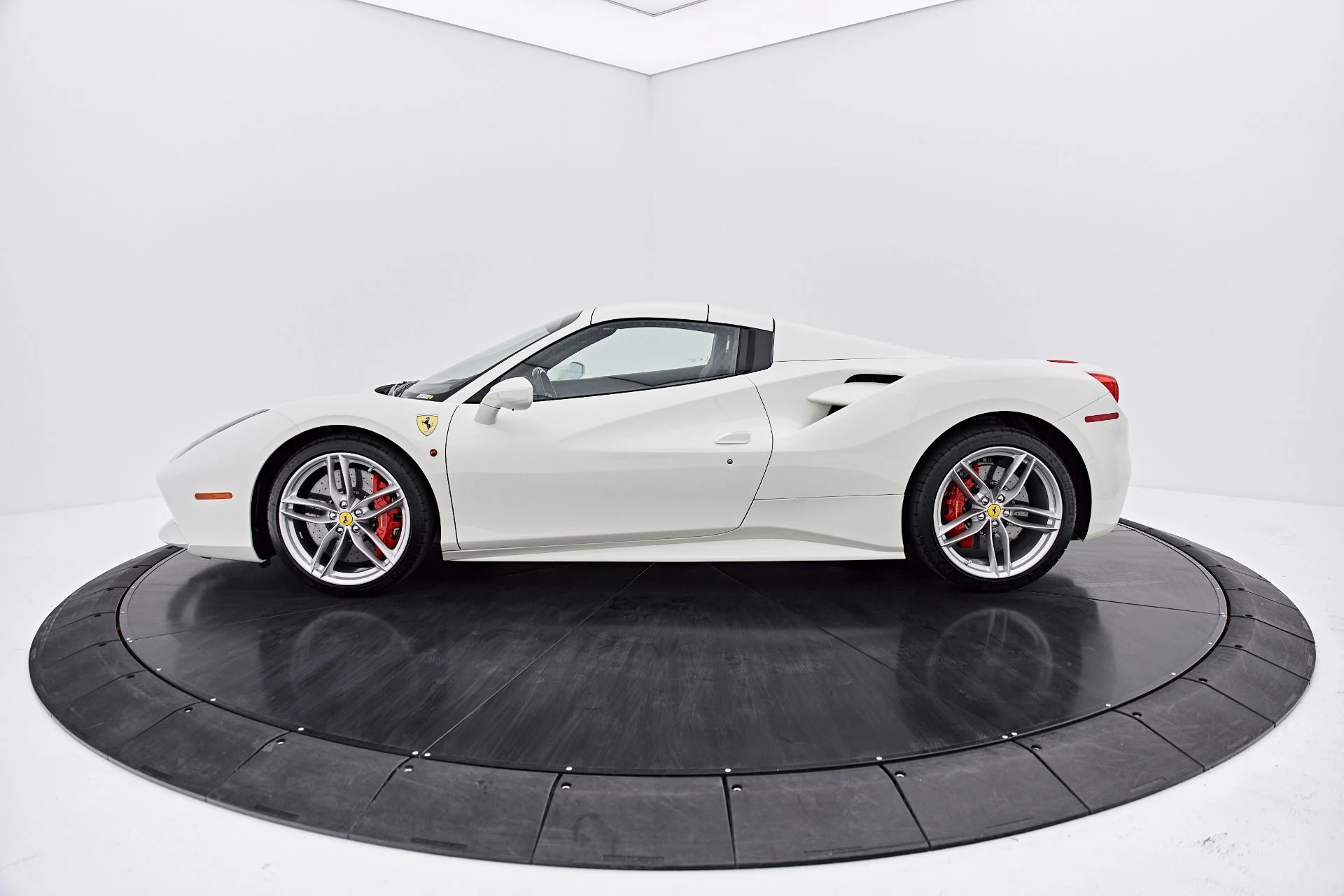 mph012_3958131088_Used_2018_Ferrari_488_Spider_Base_1787888149_687fa29615