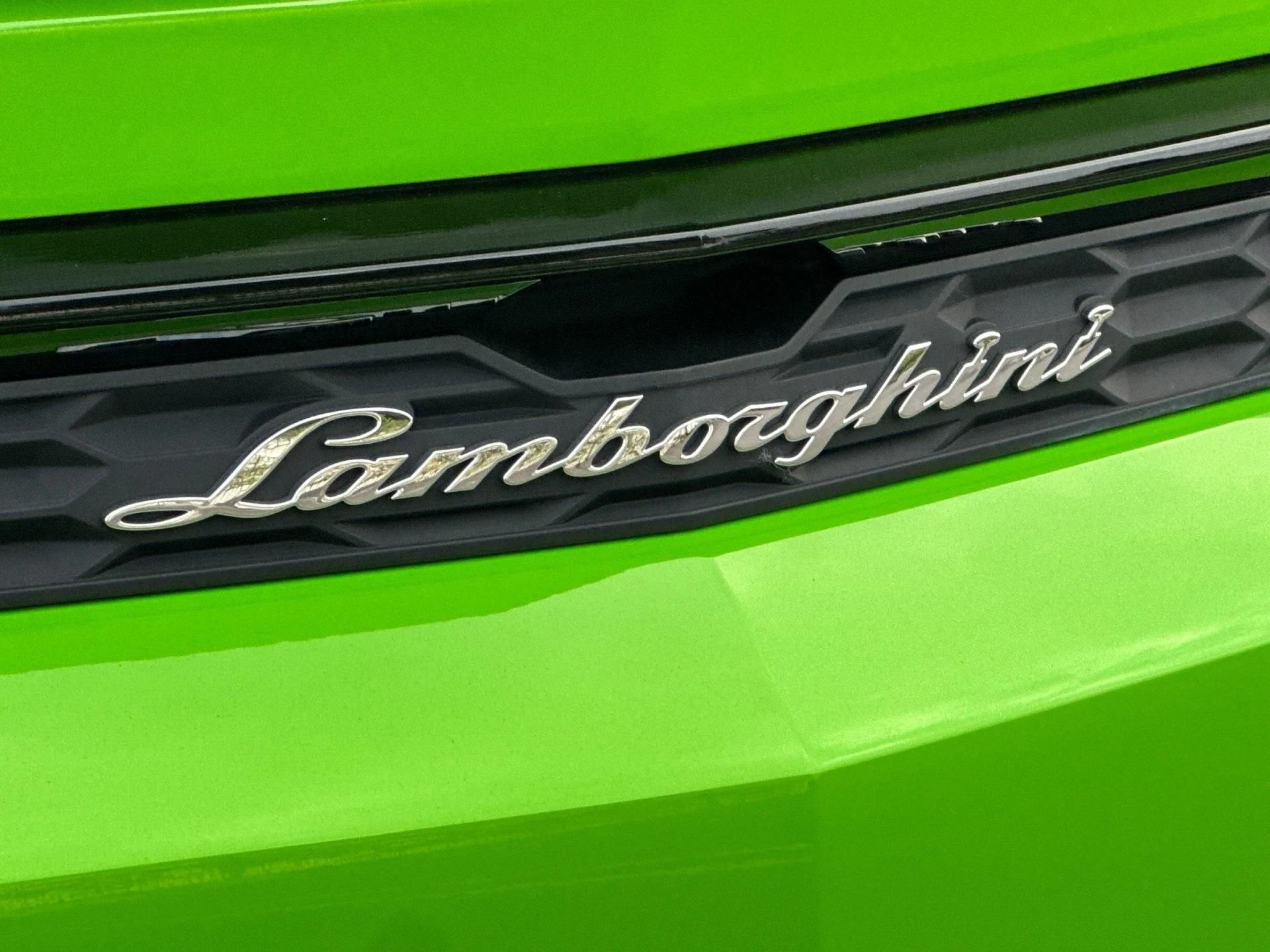 mph012_3969182427_New_2025_Lamborghini_Urus_SE_1762960326_5288657e89