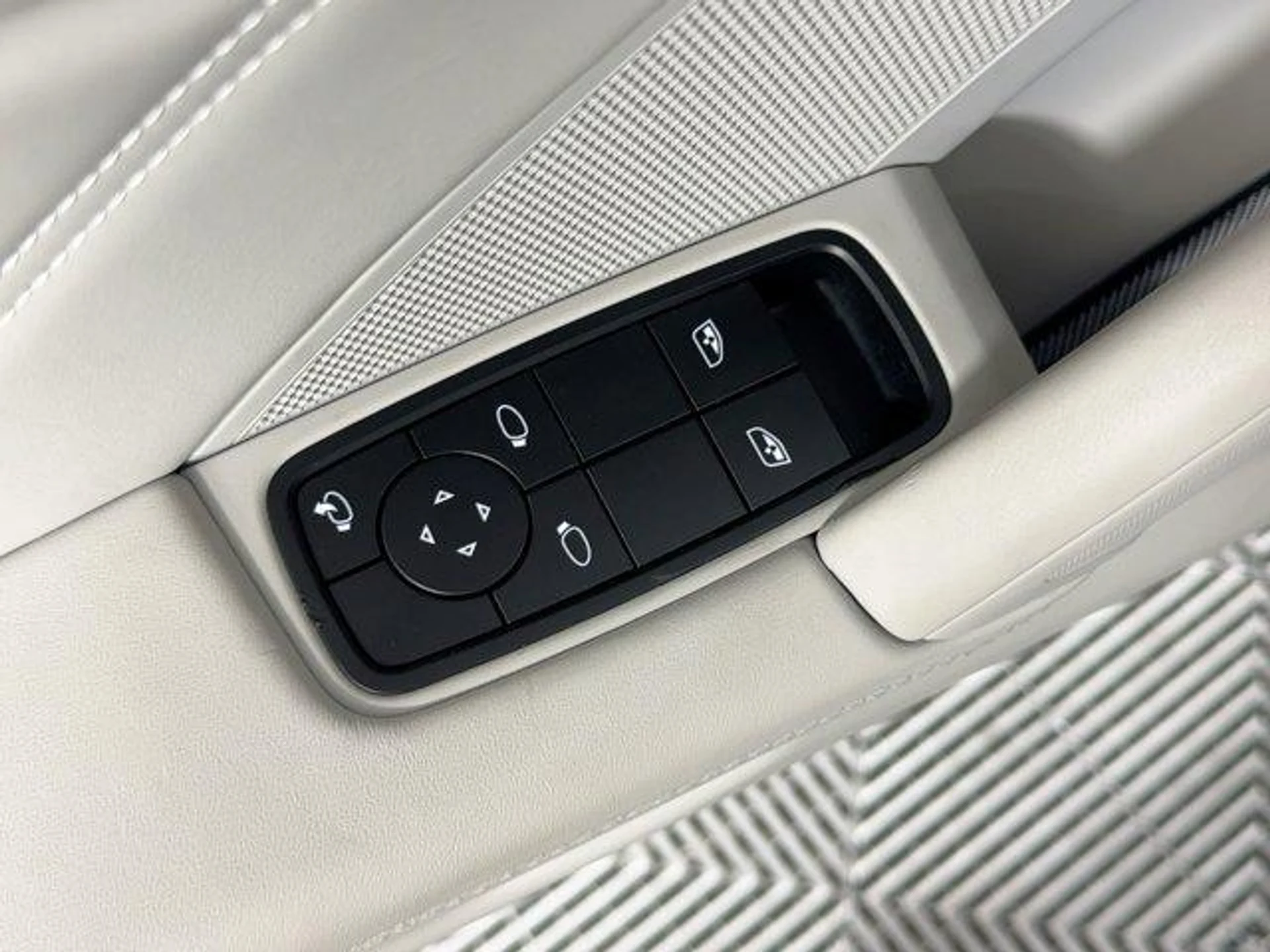 mph012_4026687358_A_Mn_U5_UH_Pq_JUT_Xg_In_Ssh_ZI_Kxbi_T0_e58904b605