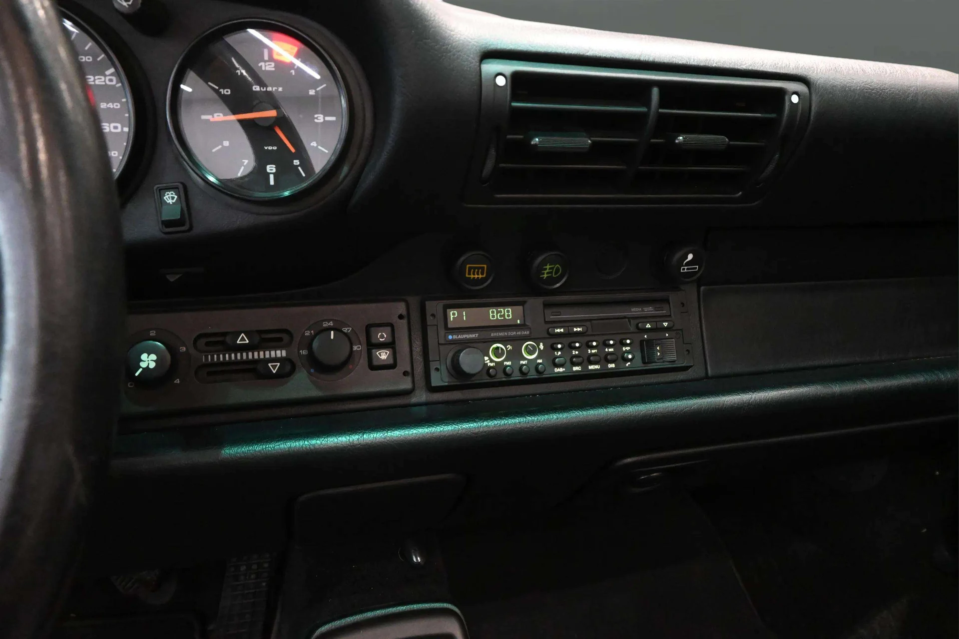 mph012_4050945201_d03a9bd3_aee5_4c51_84c4_0d9b185e0ae0_2_13_Interior_199120_Porsche2091120_Carrera20_Cabriolet2028_WP_0_CB_2961_MS_46059429_21_dc8d08b713