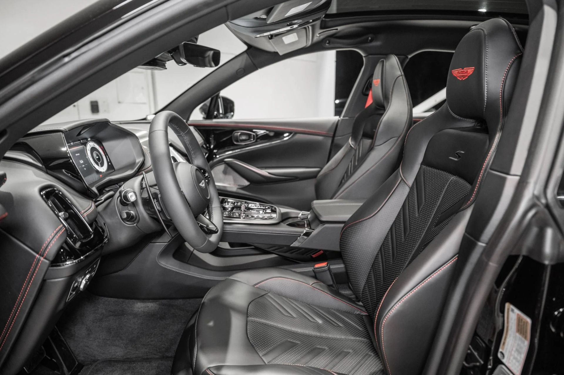 mph012_4062184300_New_2026_Aston_Martin_DBX_S_1765985660_422490ef64