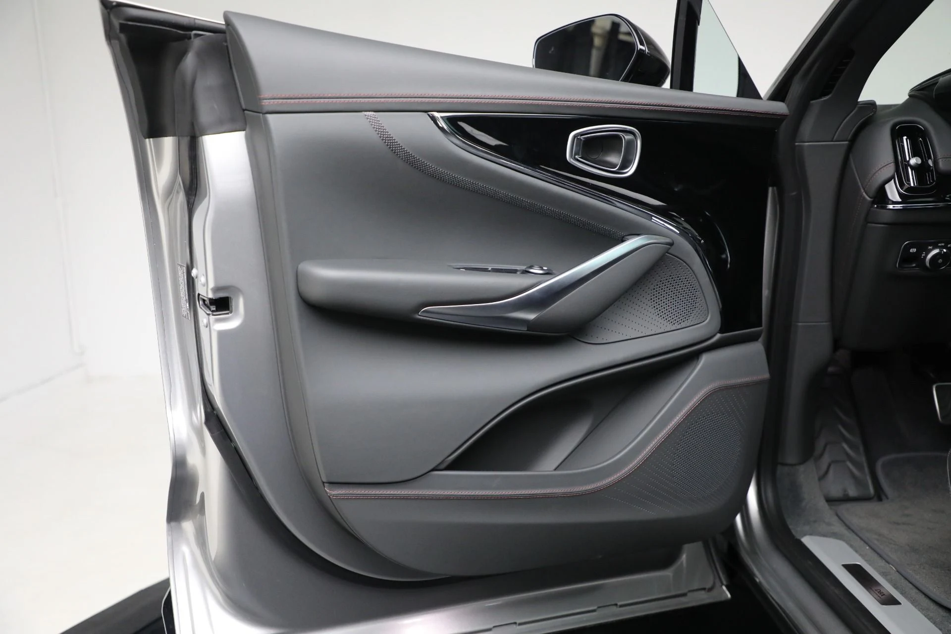 mph012_4096080624_New_2025_Aston_Martin_DBX_707_2f61c951e0