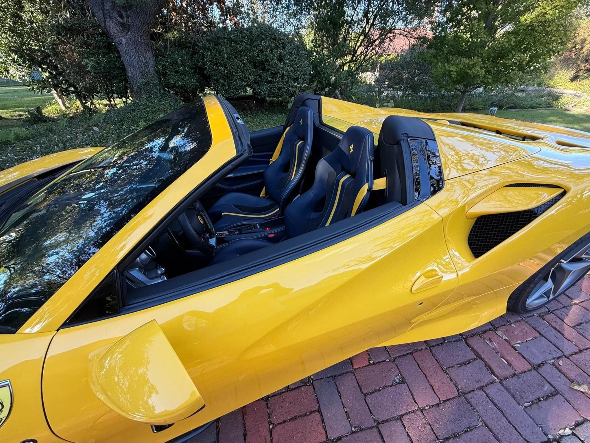 mph012_4101678980_Used_2023_Ferrari_F8_Spider_1762192480_9ba50b17da