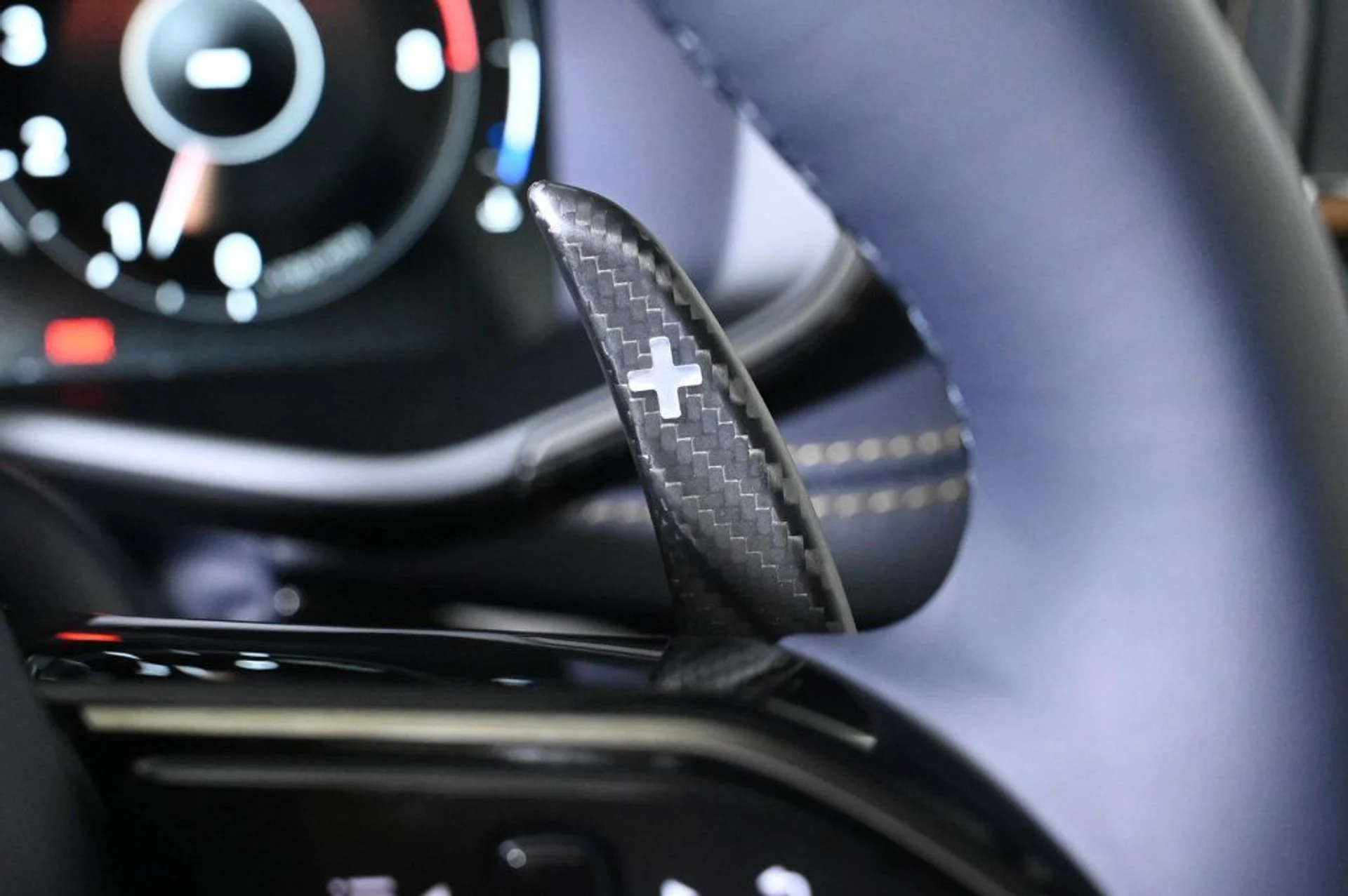 mph012_4120711034_new_2026_aston_martin_dbx_707awd_11350_22970164_12_1024_02aad1bf74