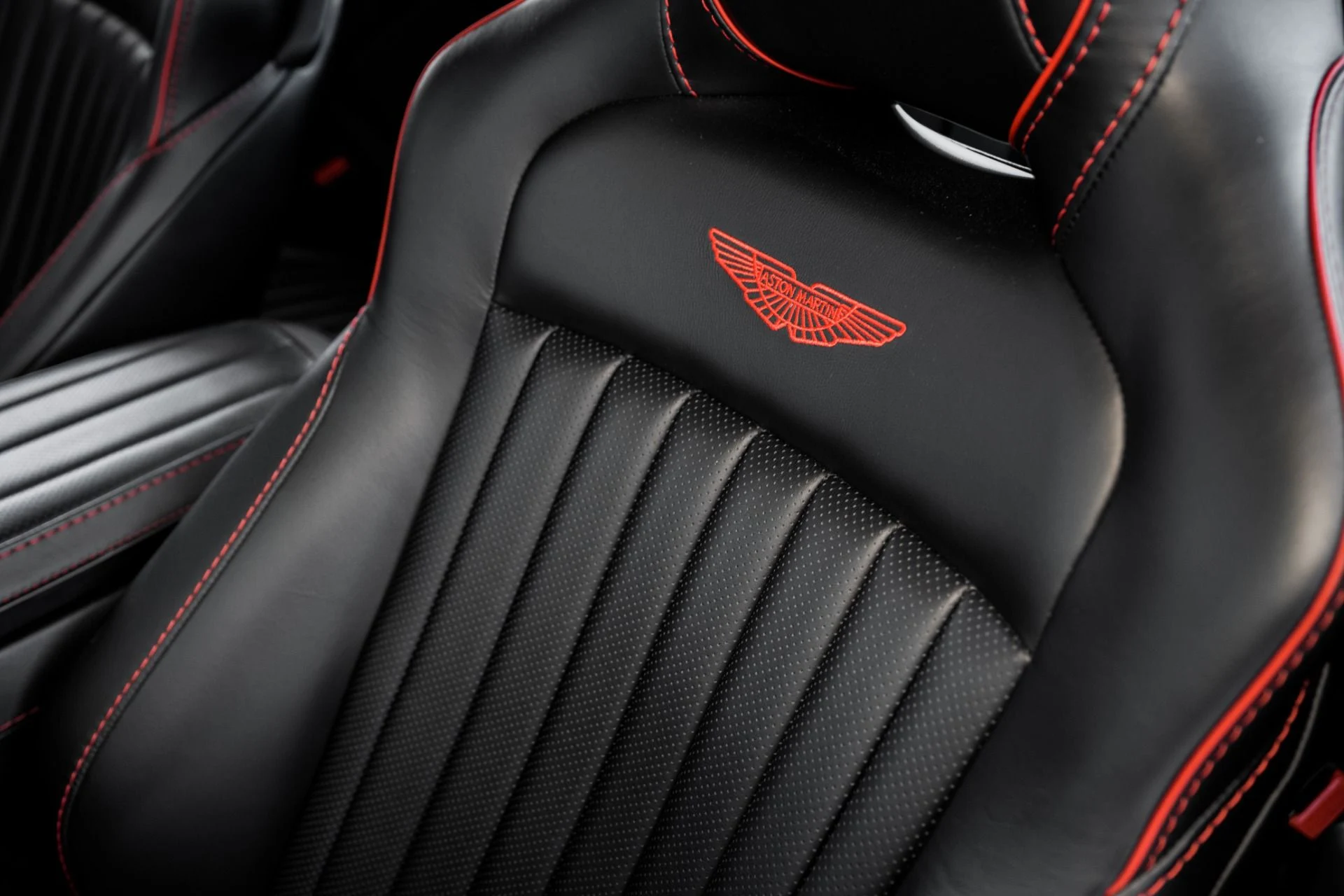 mph012_4127459491_Used_2020_Aston_Martin_DBS_Superleggera_007_OHMSS_Edition_1679175725_b7ccbb81a1