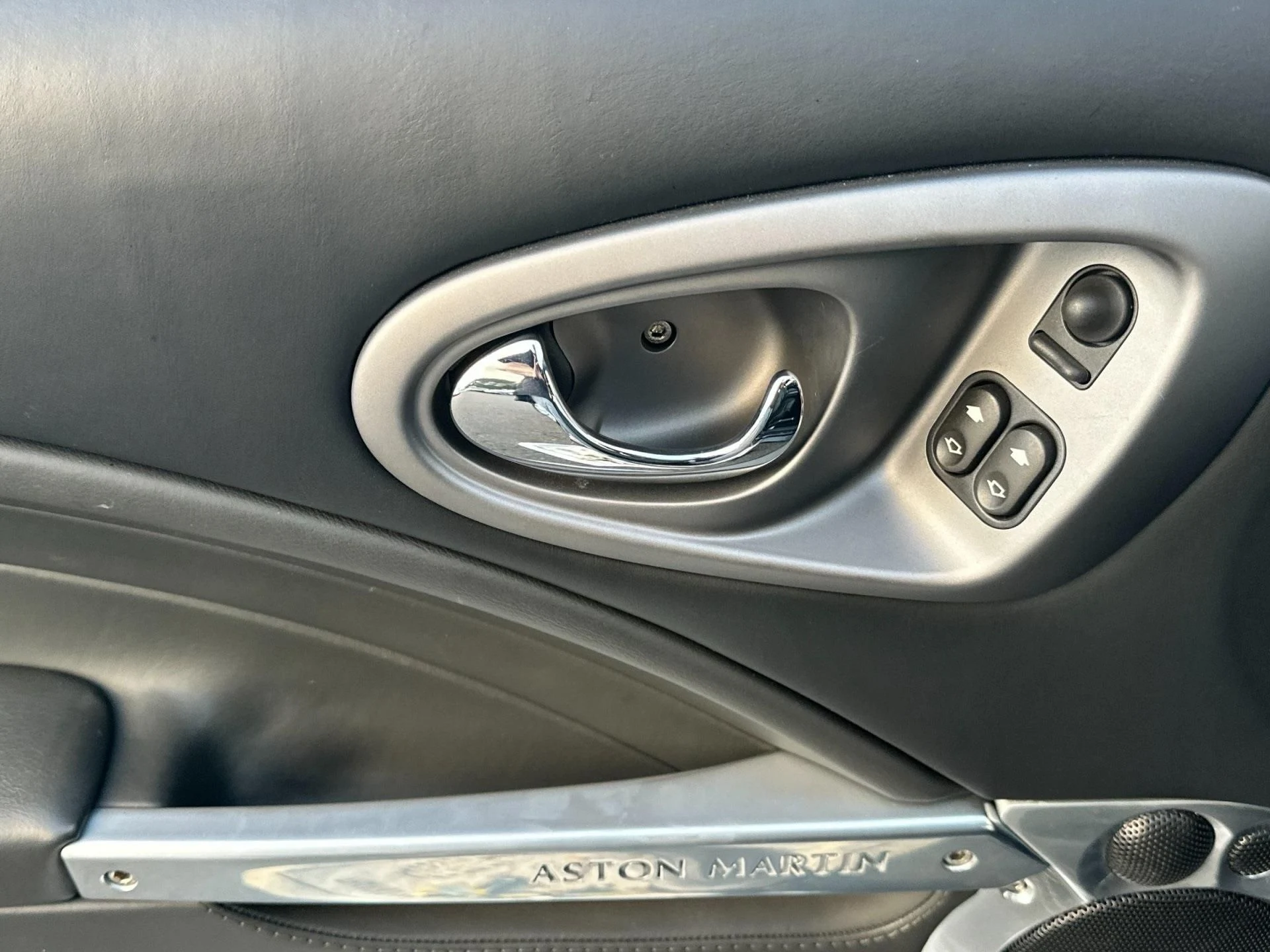 mph012_4137130317_Used_2006_Aston_Martin_Vanquish_S_1763564996_79dcd94477