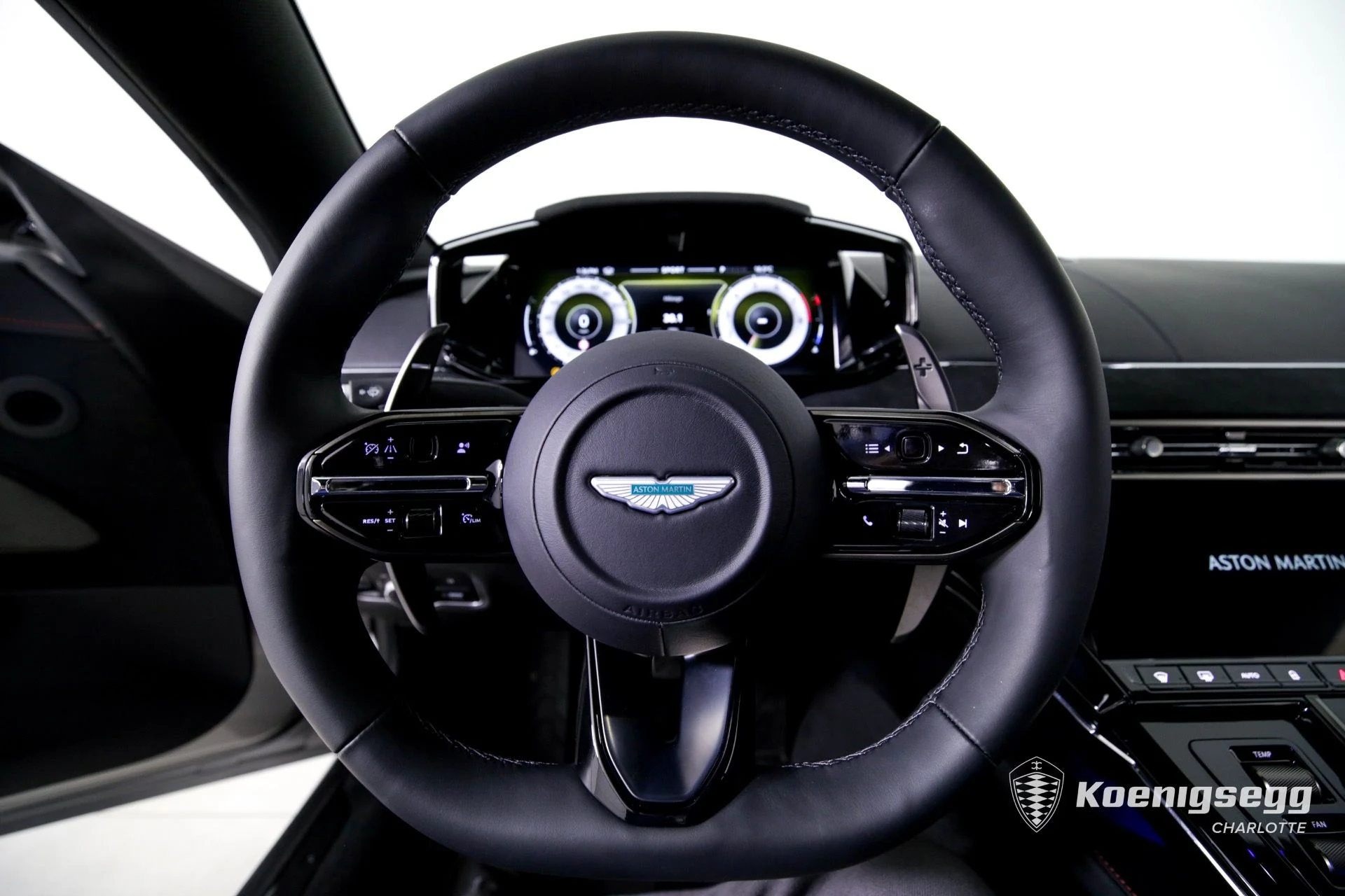 mph012_4152360826_Used_2025_Aston_Martin_Vantage_1760978372_b82eb4e8d9
