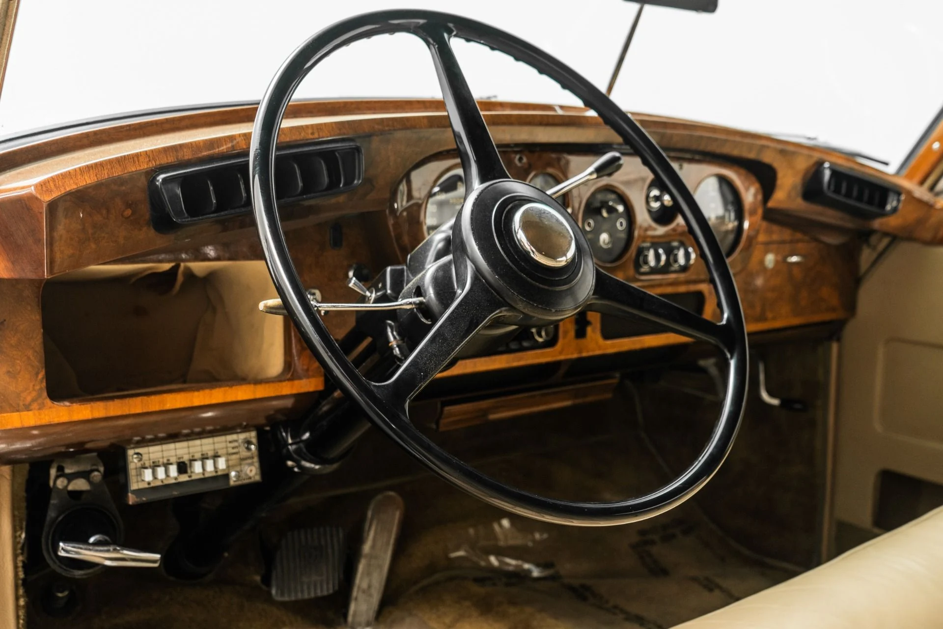 mph012_4162020383_Used_1960_Rolls_Royce_Silver_Cloud_II_Old_World_Luxury_Hand_Built_Craftsmanship_1757511500_fa930af692