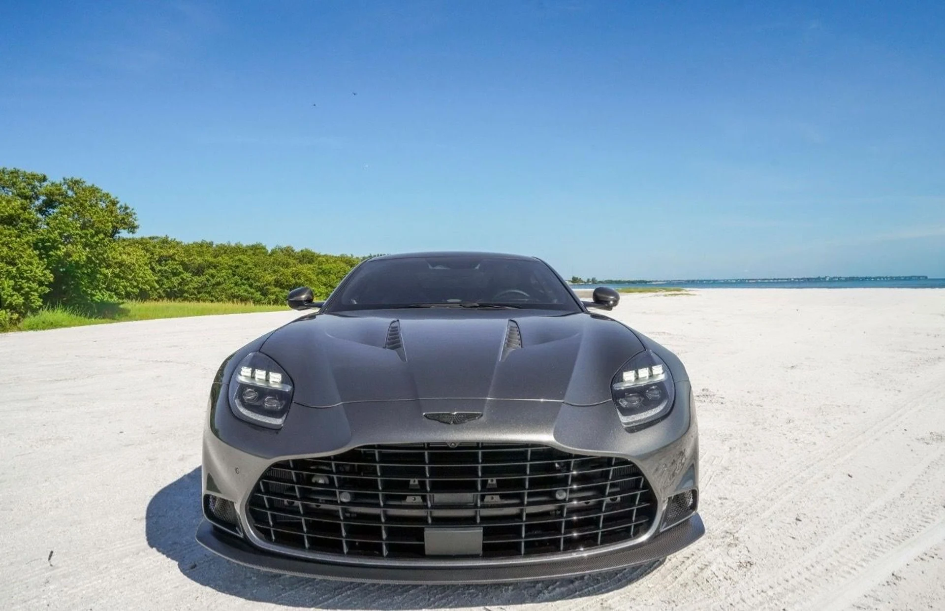 mph012_4173050439_Used_2025_Aston_Martin_Vanquish_1792440153_b064ed87f7