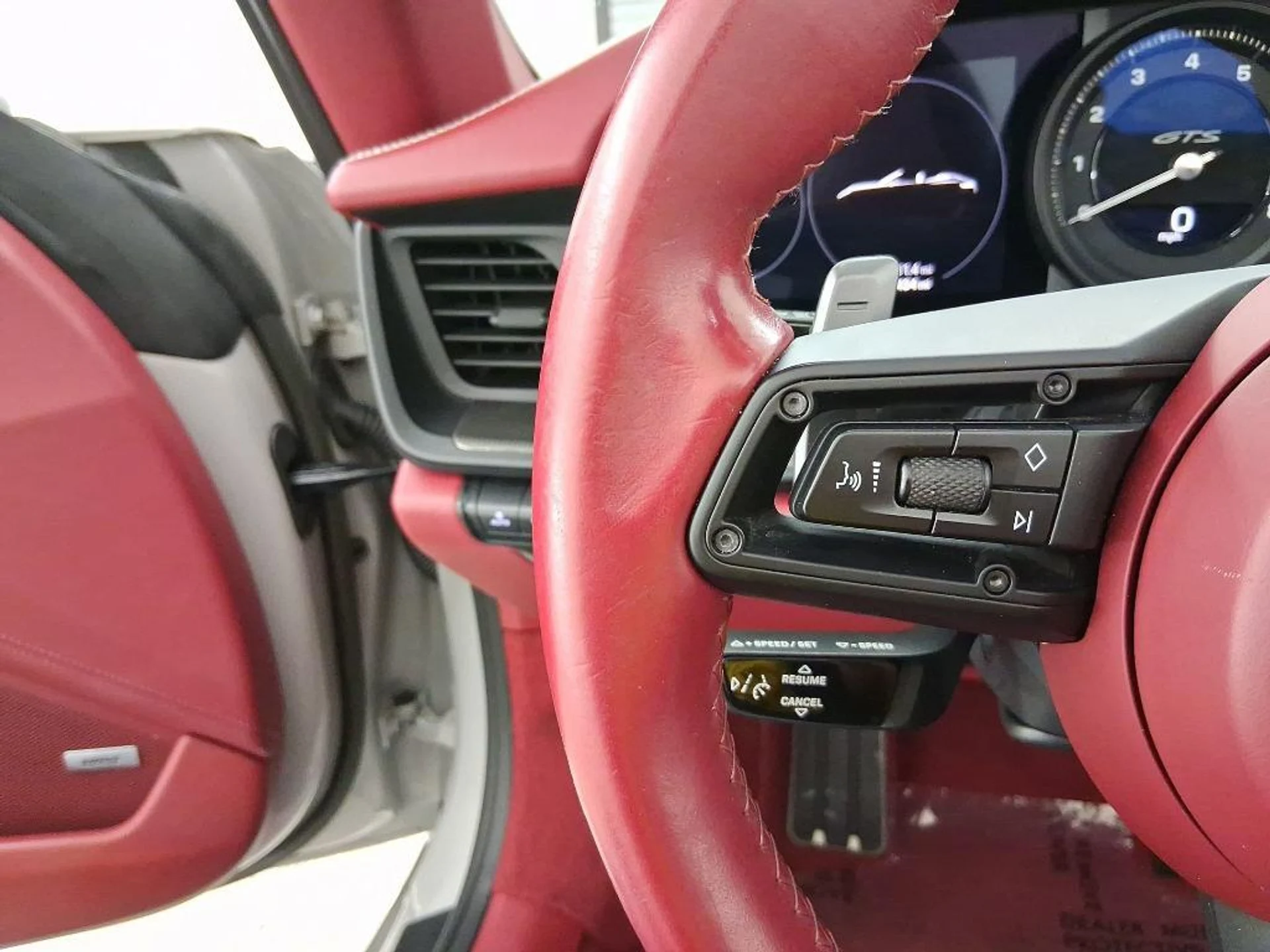 mph012_4212390809_LO_Vn_Avyw_Ovl_Cov_S_Zru_TQ_3sh_ZSY_19195cc71a