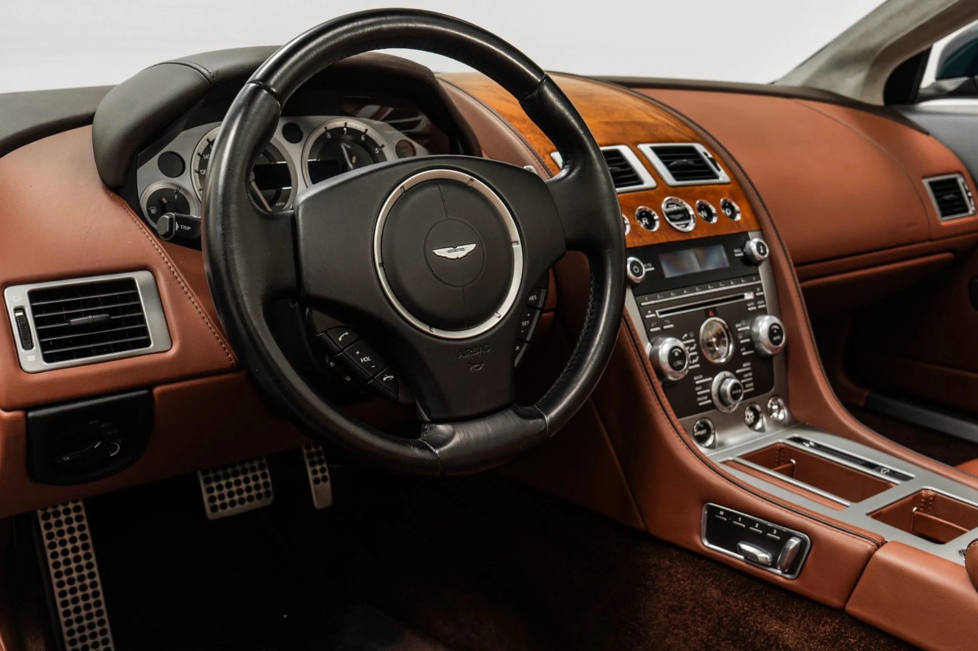mph012_4215850238_Used_2015_Aston_Martin_DB_9_Volante_1759413390_ab6ae08be2