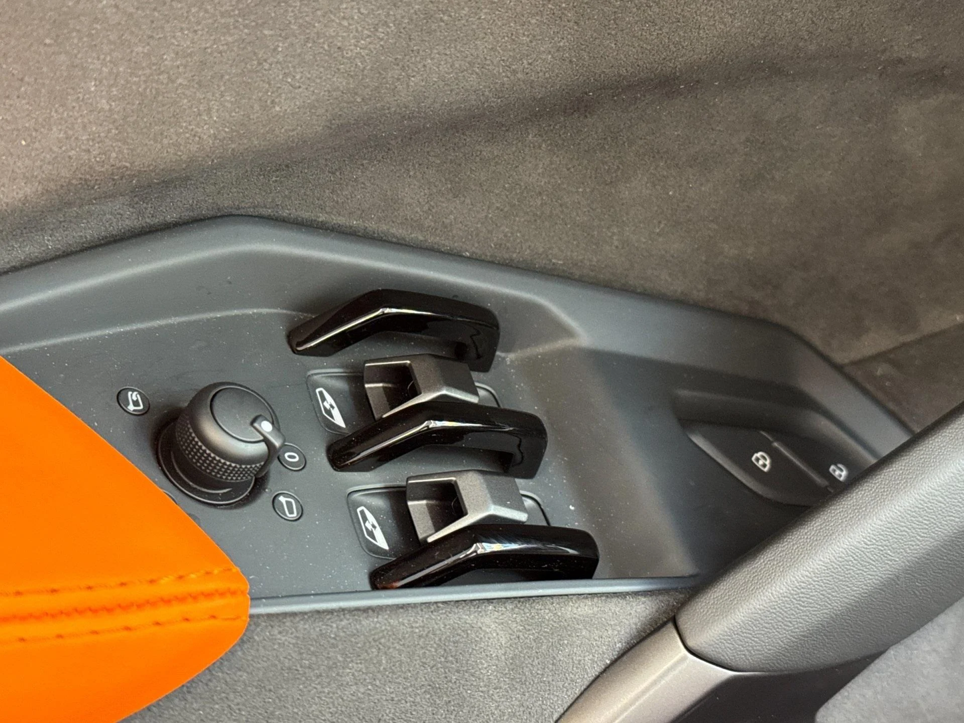 mph012_4243610636_New_2025_Lamborghini_Revuelto_Base_1756563337_f76e6f2cbc
