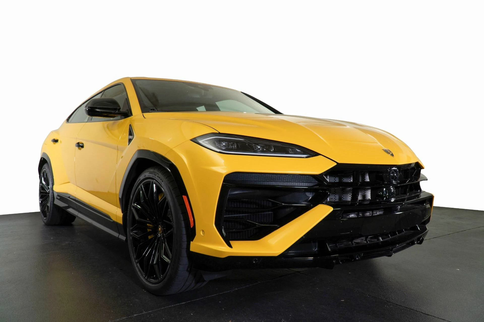 mph012_4248601954_Used_2025_Lamborghini_Urus_SE_1777525057_9ae237c0df
