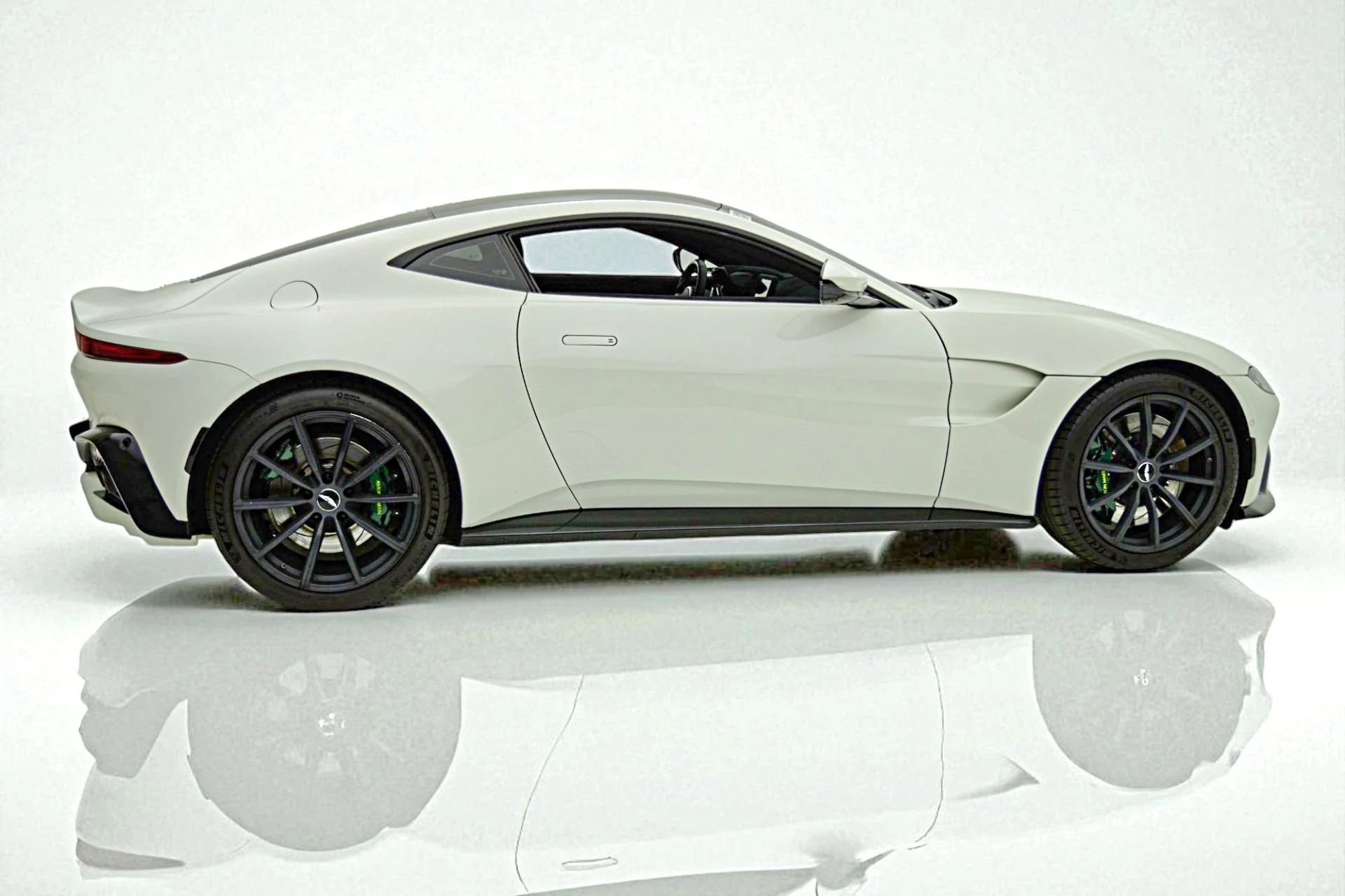 mph012_4283684351_Used_2019_Aston_Martin_Vantage_Coupe_802fe27093
