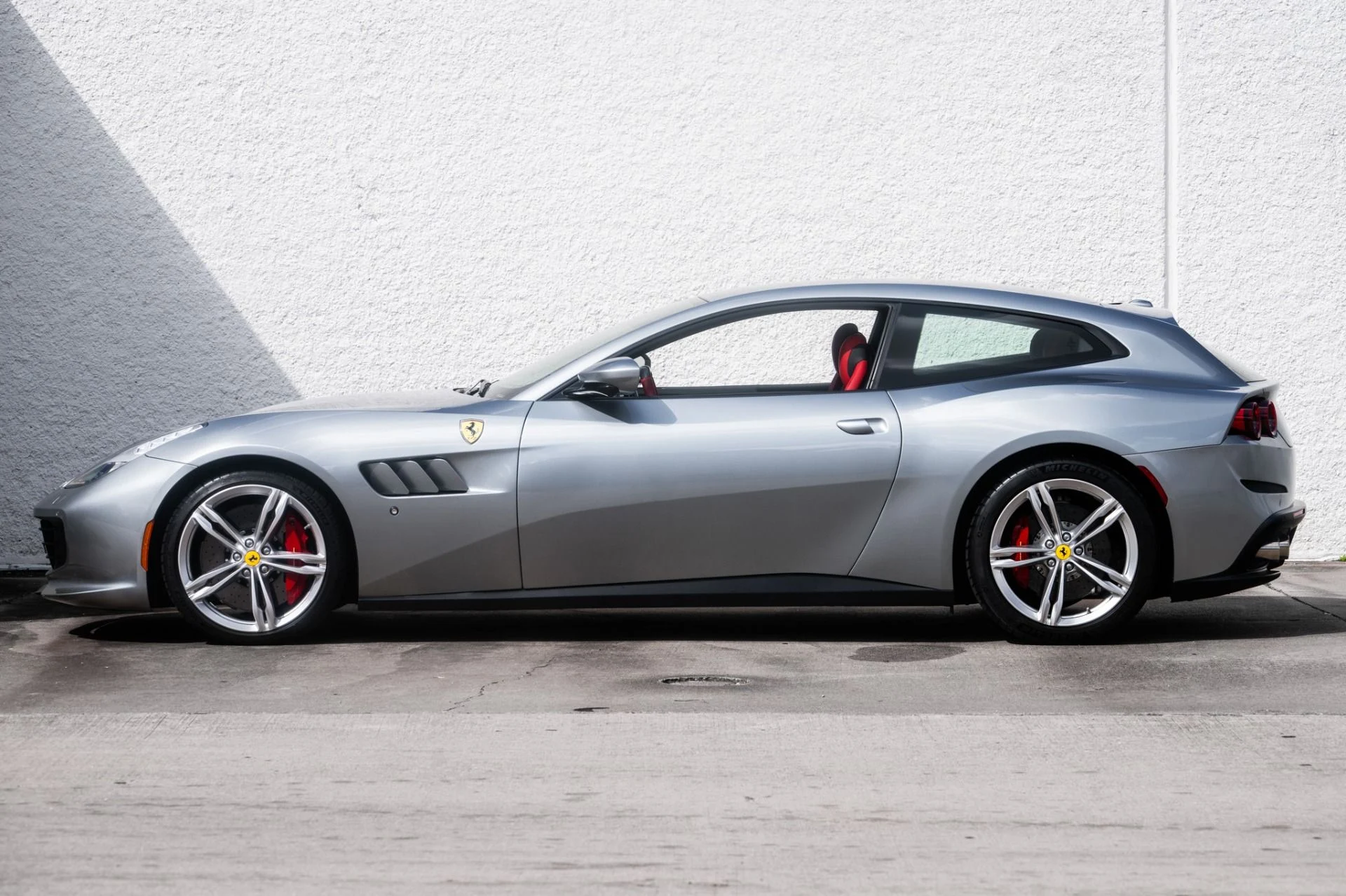 mph012_435946551_Used_2019_Ferrari_GTC_4_Lusso_1759771823_dd00daf0b9