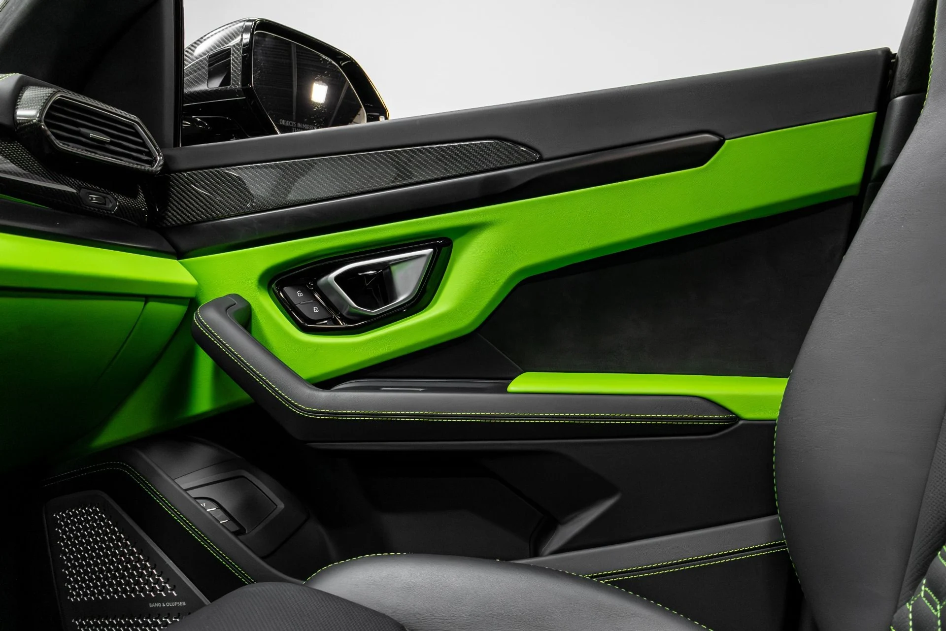 mph012_485716599_Used_2022_Lamborghini_Urus_1771543126_2fe5c396a0