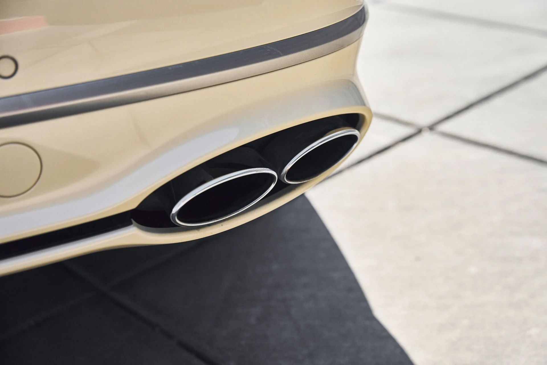 mph012_492068838_Used_2023_Bentley_Flying_Spur_Hybrid_Odyssean_Edition_1770692429_f83083de94