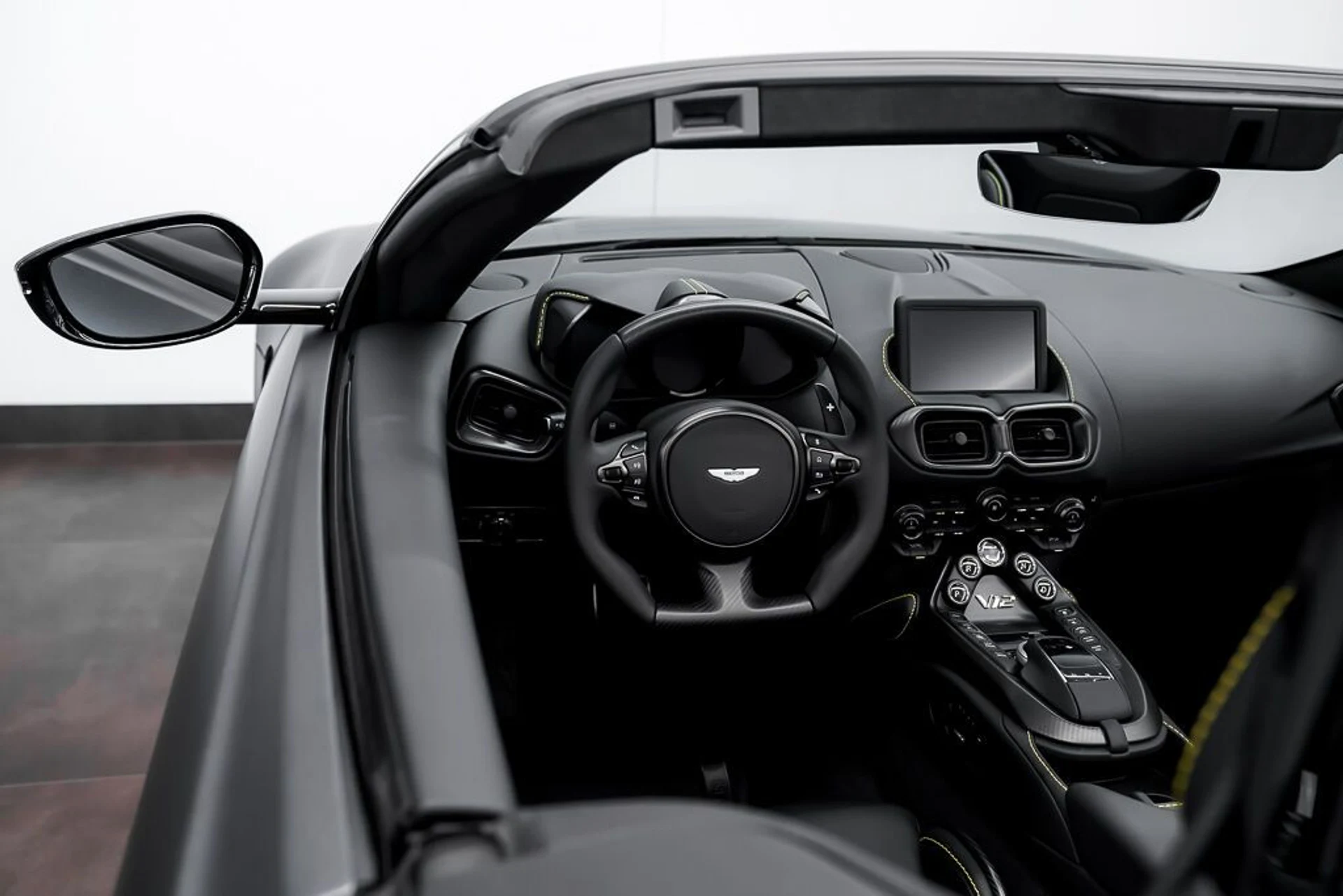 mph012_496793900_aston_martin_vantage_2023_jpg_v_1758918548_ca9df3e29a