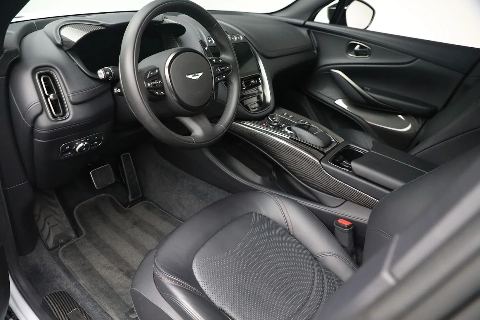 mph012_530557086_Used_2023_Aston_Martin_DBX_707_85521a89e0
