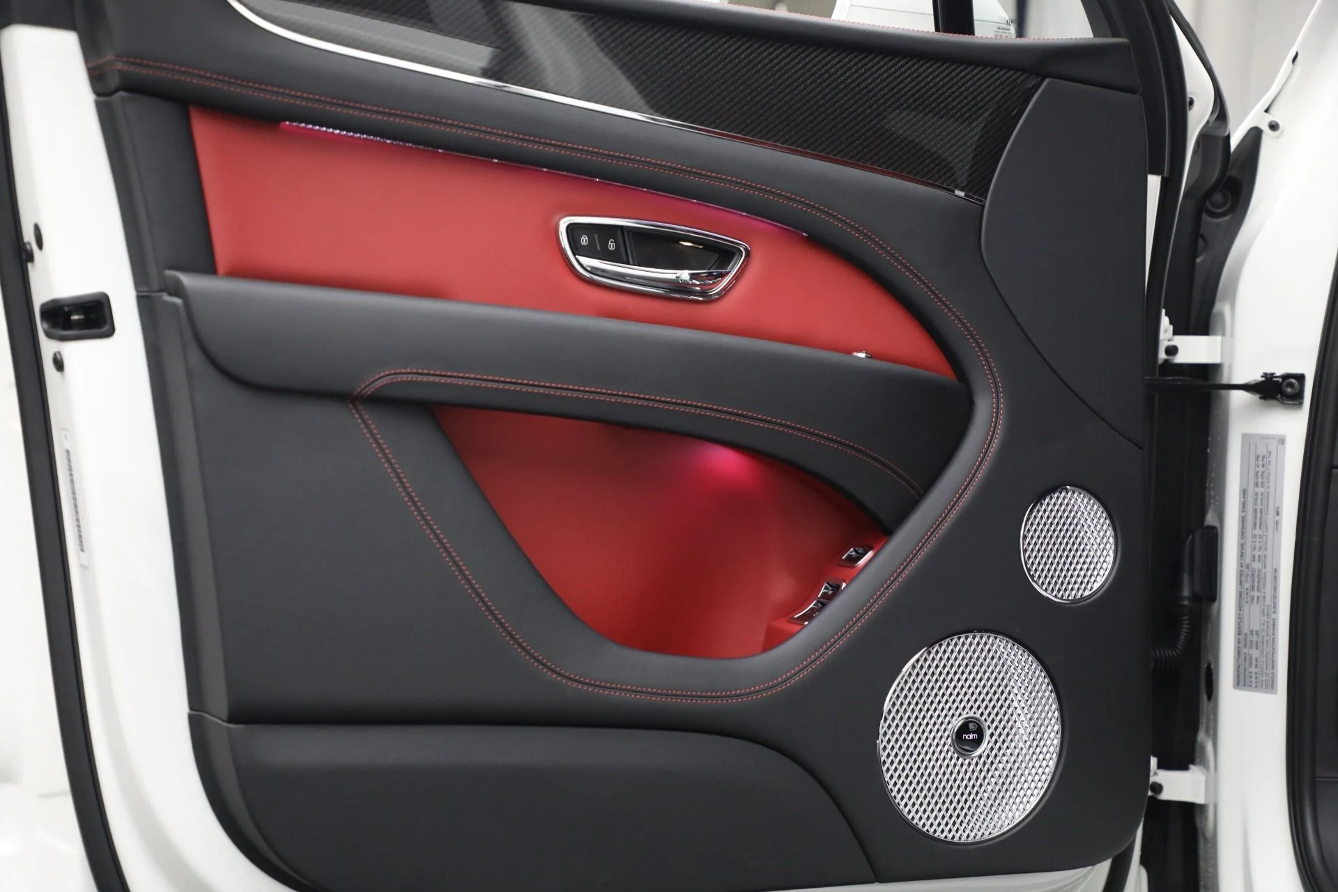 mph012_577971358_New_2025_Bentley_Bentayga_V8_00327edf4c