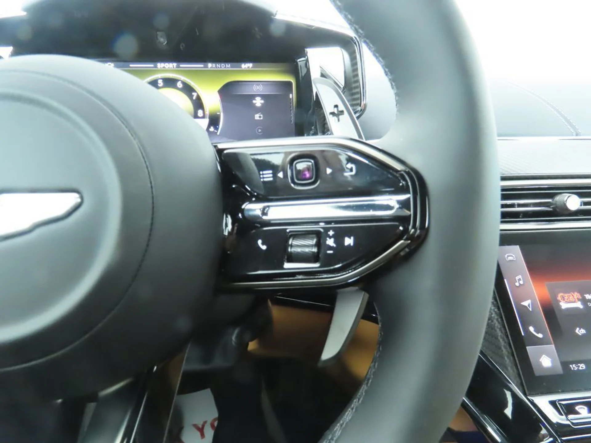 mph012_592669729_used_2025_aston_martin_vantage_coupe_8119_22984351_13_1024_cfadbbccee