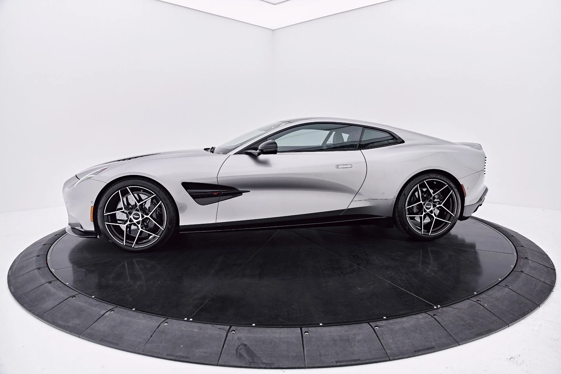 mph012_595337456_Used_2025_Aston_Martin_Vanquish_V12_1786045790_1b6998b3cb