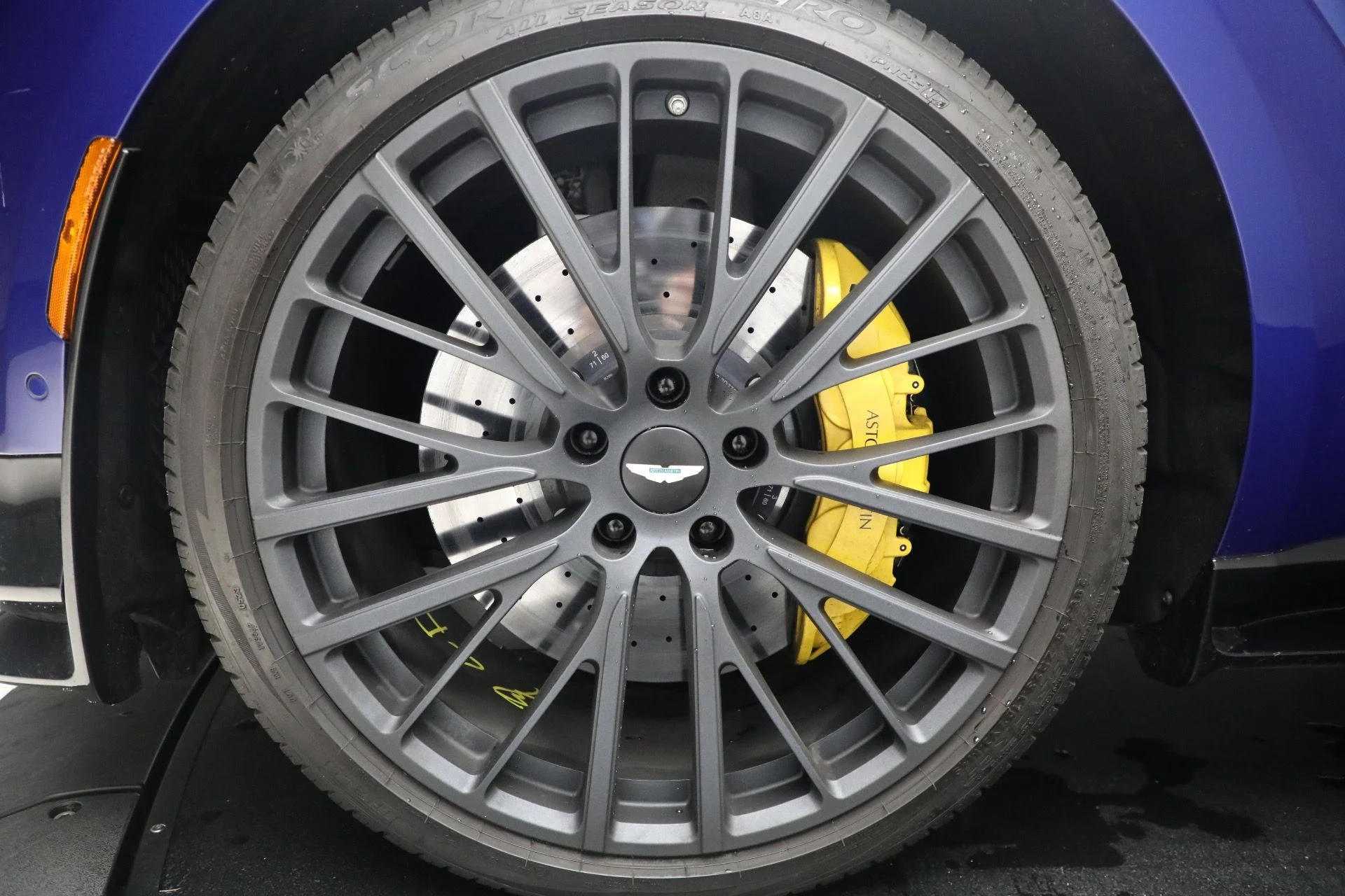 mph012_624363089_Used_2024_Aston_Martin_DBX_707_1761409513_670e45a1c2