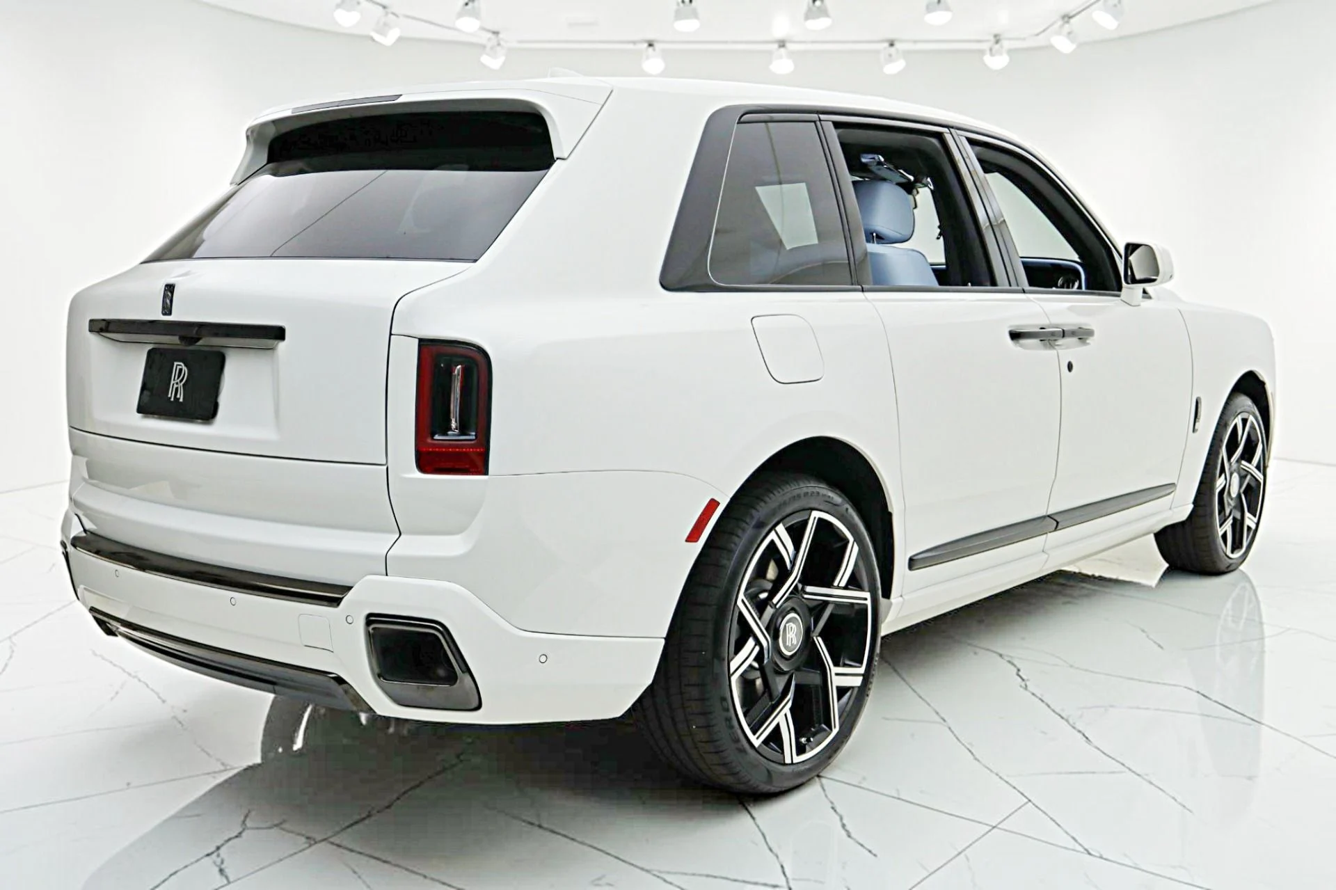 mph012_667728921_New_2027_Rolls_Royce_Black_Badge_Cullinan_09bc0b093a