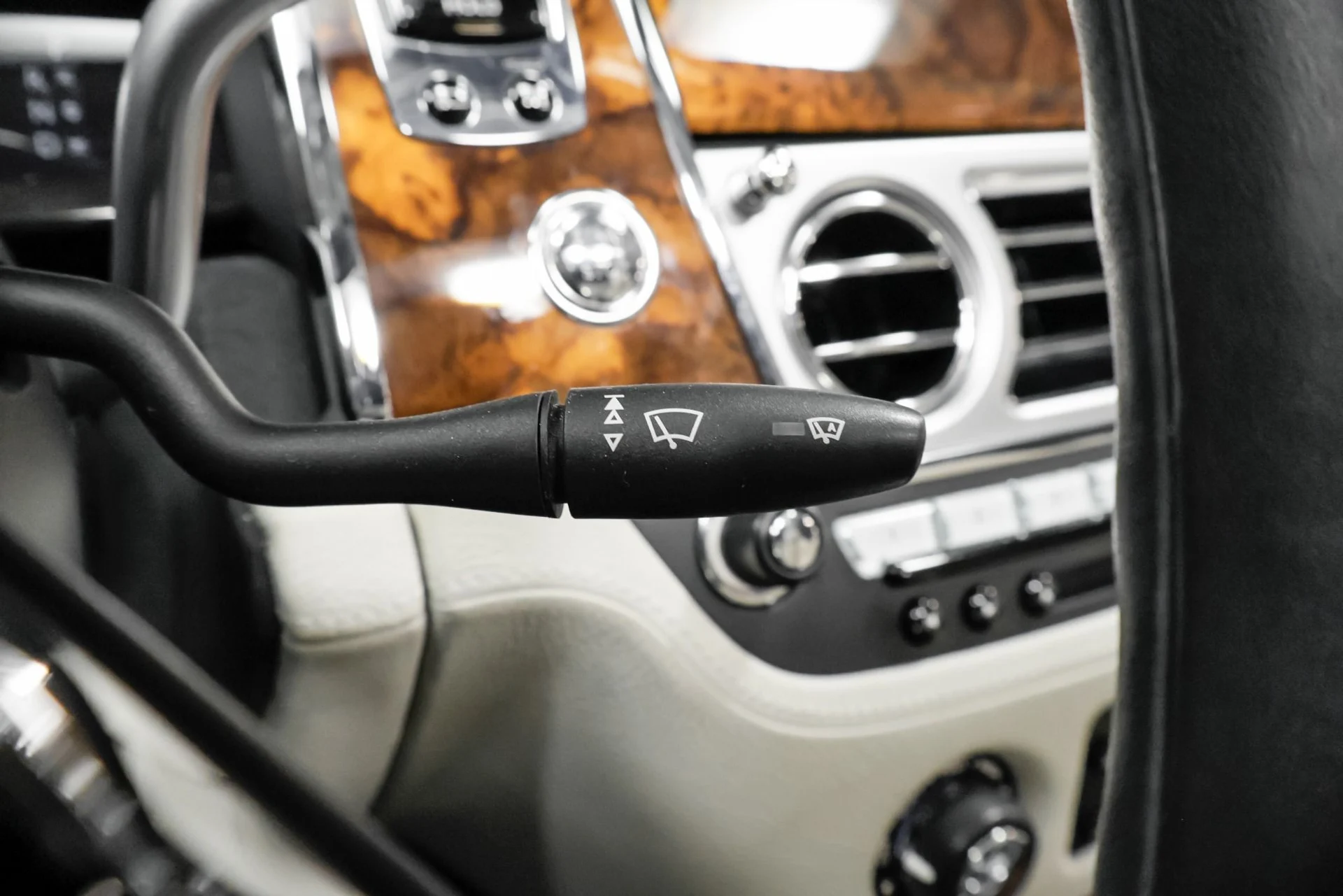 mph012_675728850_Used_2010_Rolls_Royce_Ghost_1762979207_4e8f01fb38