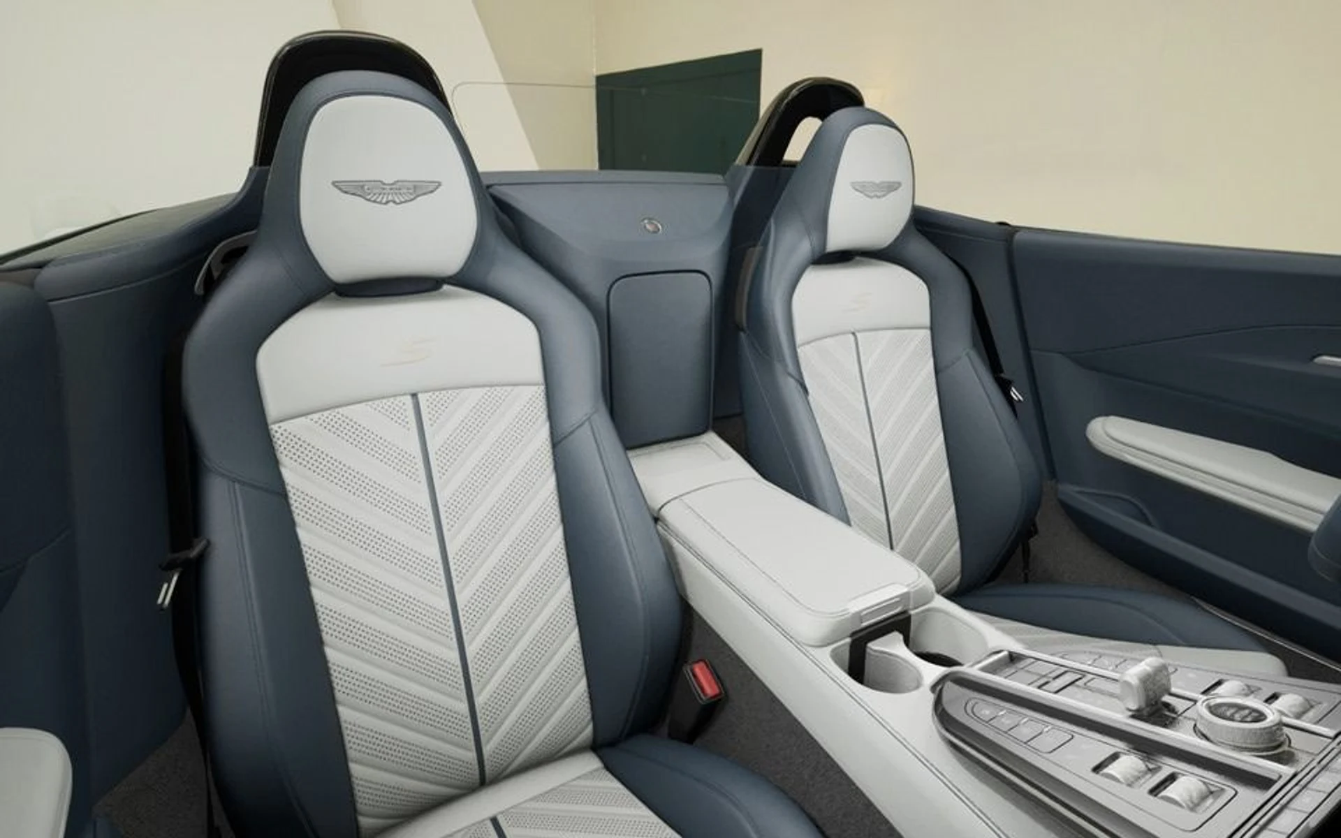 mph012_694996474_New_2027_Aston_Martin_Vantage_S_Roadster_In_Transit_cc591533df