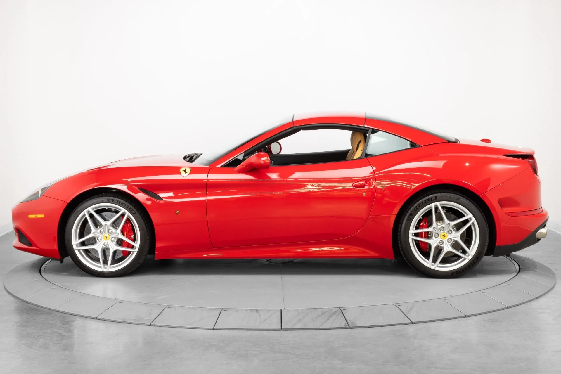 mph012_695727291_Used_2017_Ferrari_California_T_1784583649_b93feed1a3
