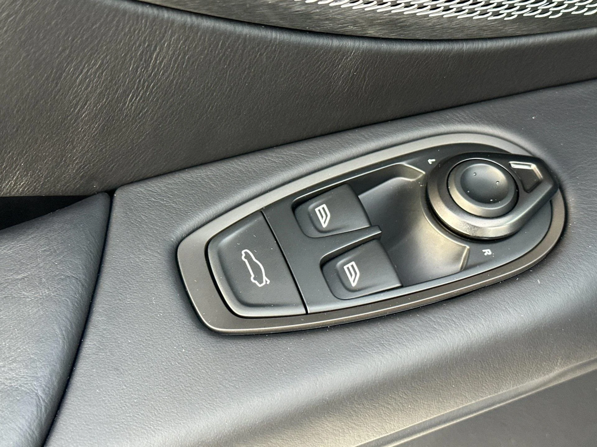 mph012_700736165_New_2026_Aston_Martin_Vantage_Roadster_1764774696_6802b32eaf