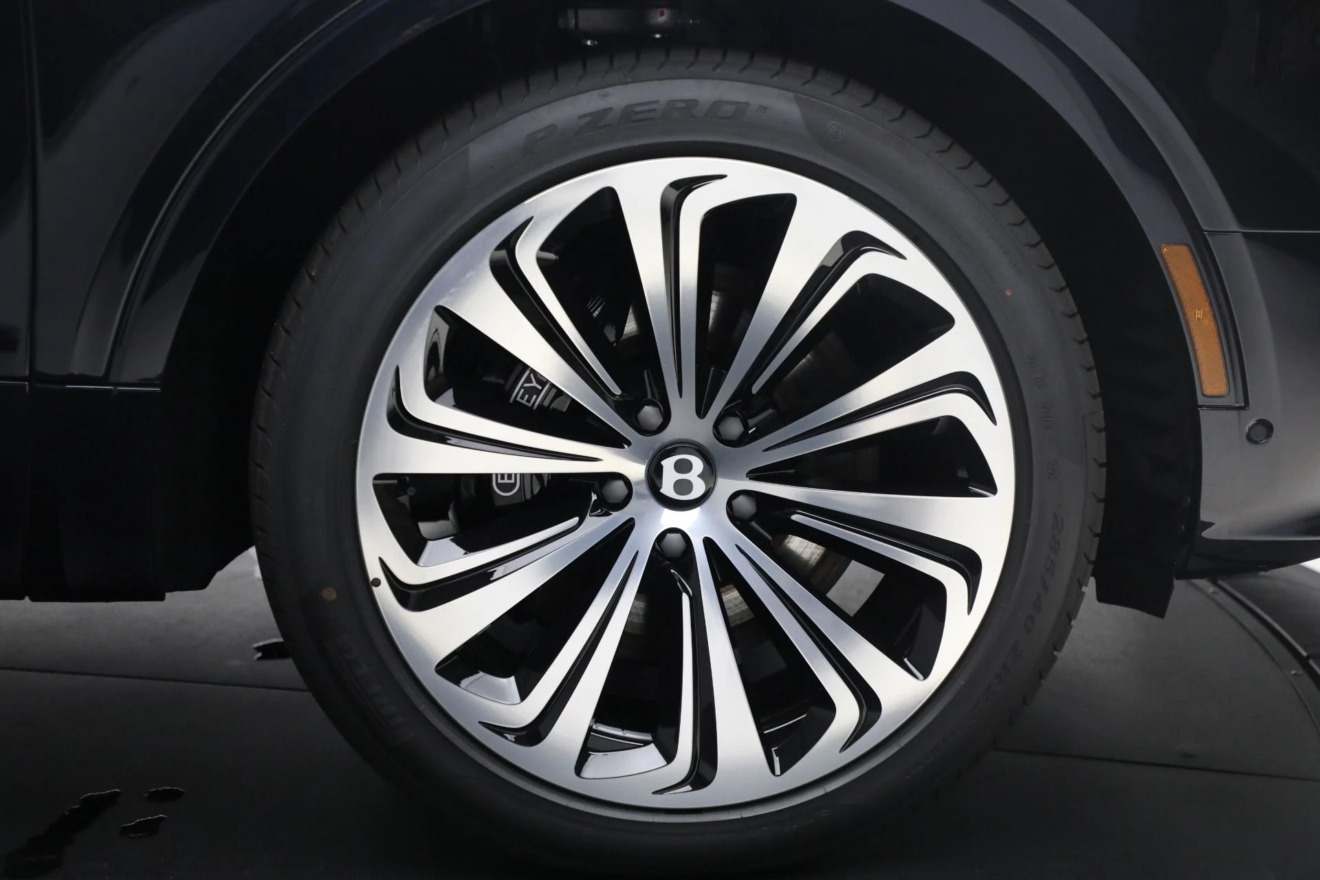 mph012_732310791_New_2025_Bentley_Bentayga_Azure_V8_1762363199_4917aa85ed