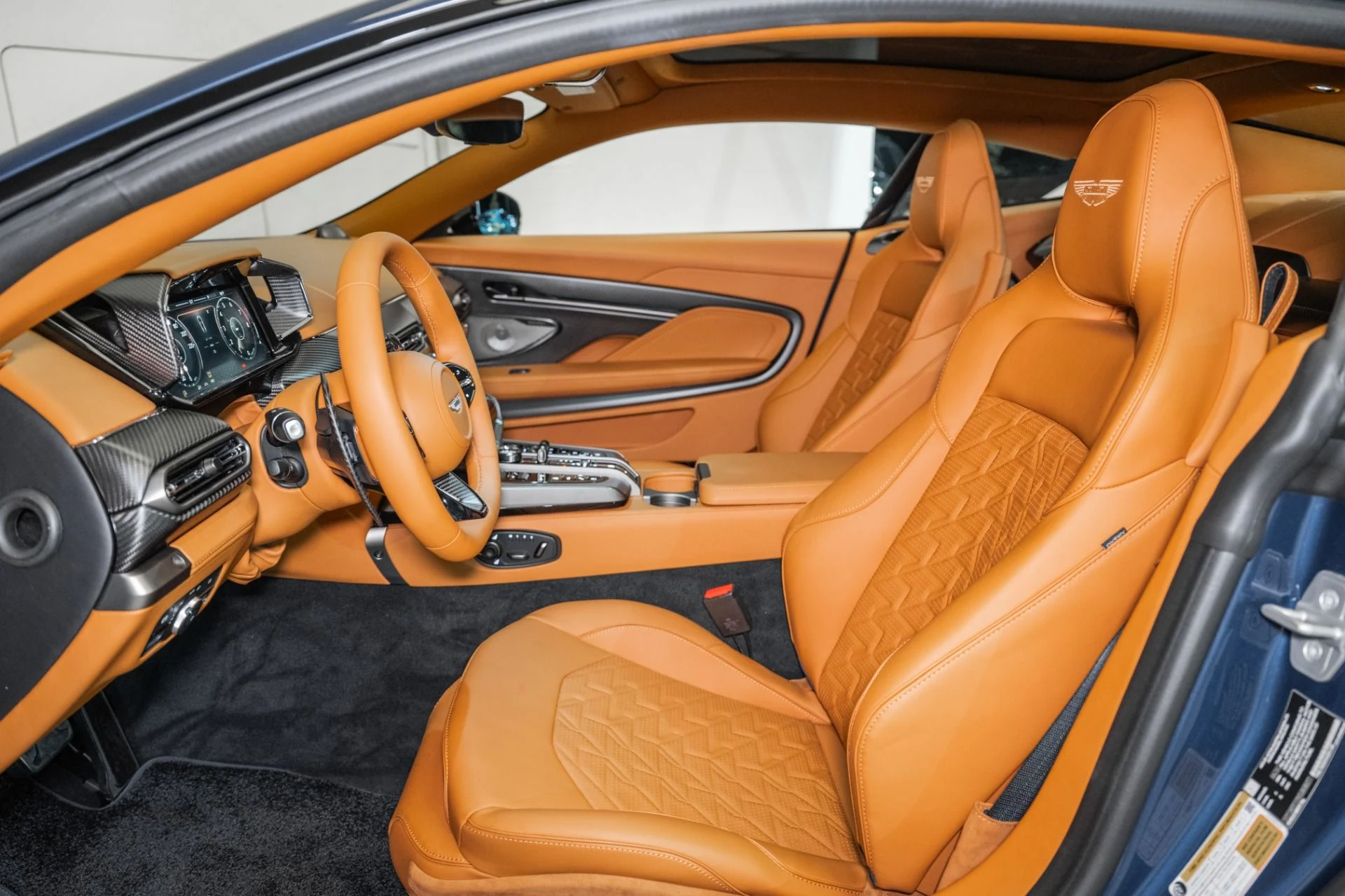 mph012_734394723_Used_2025_Aston_Martin_Vanquish_1751745767_15facae2e4