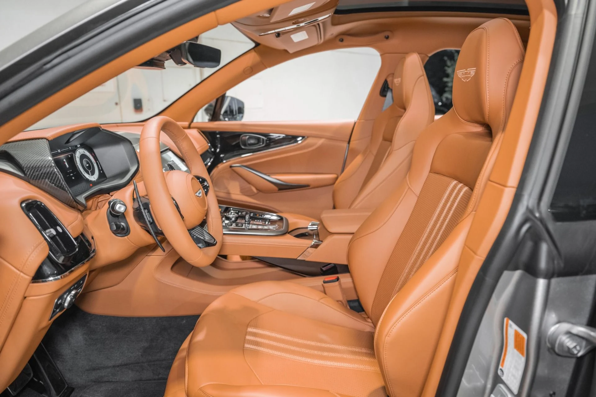 mph012_738191893_New_2026_Aston_Martin_DBX_707_1786372165_6cc7311e15