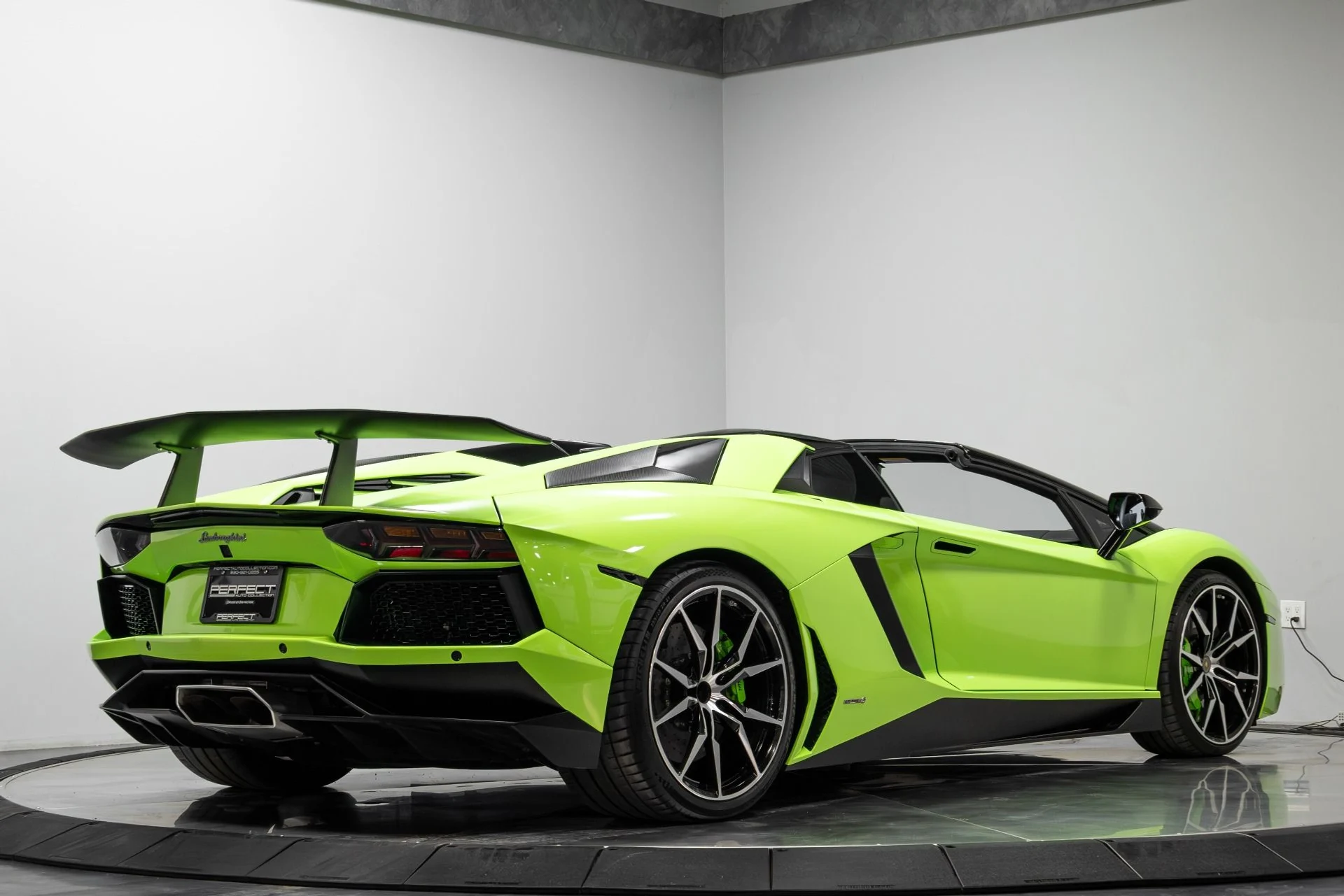 mph012_739468481_Used_2015_Lamborghini_Aventador_1764723845_71d3ac868c