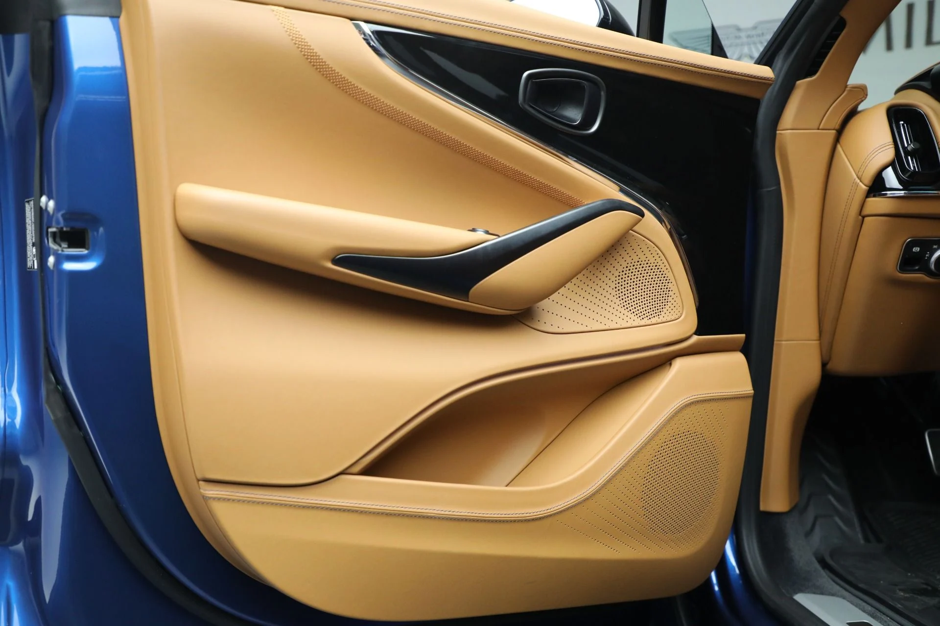 mph012_742043435_New_2025_Aston_Martin_DBX_707_3a78ac0416
