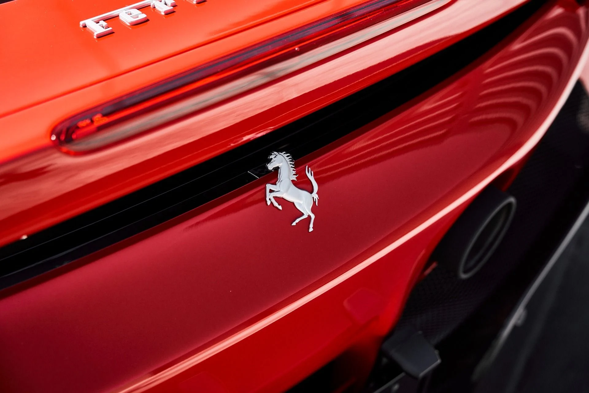 mph012_76262550_Used_2025_Ferrari_SF_90_Spider_Base_1776296440_dd5527a40d