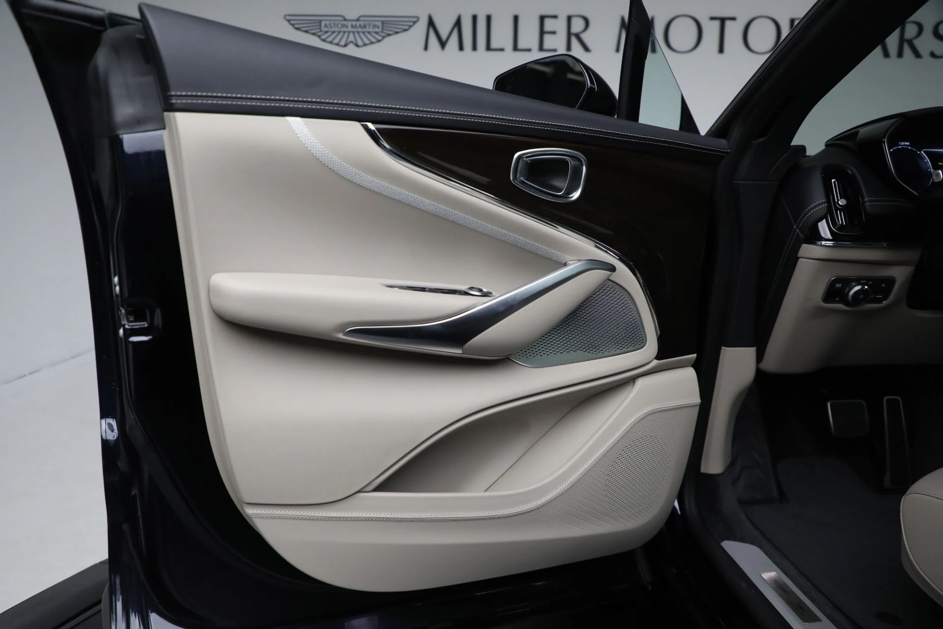 mph012_765456472_New_2025_Aston_Martin_DBX_707_73d7220eed