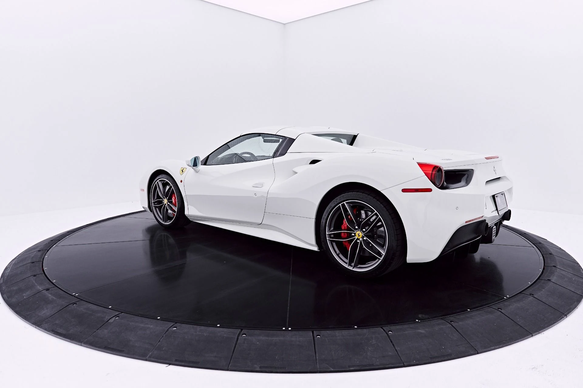 mph012_808772973_Used_2019_Ferrari_488_Spider_Base_1782196624_c437010101